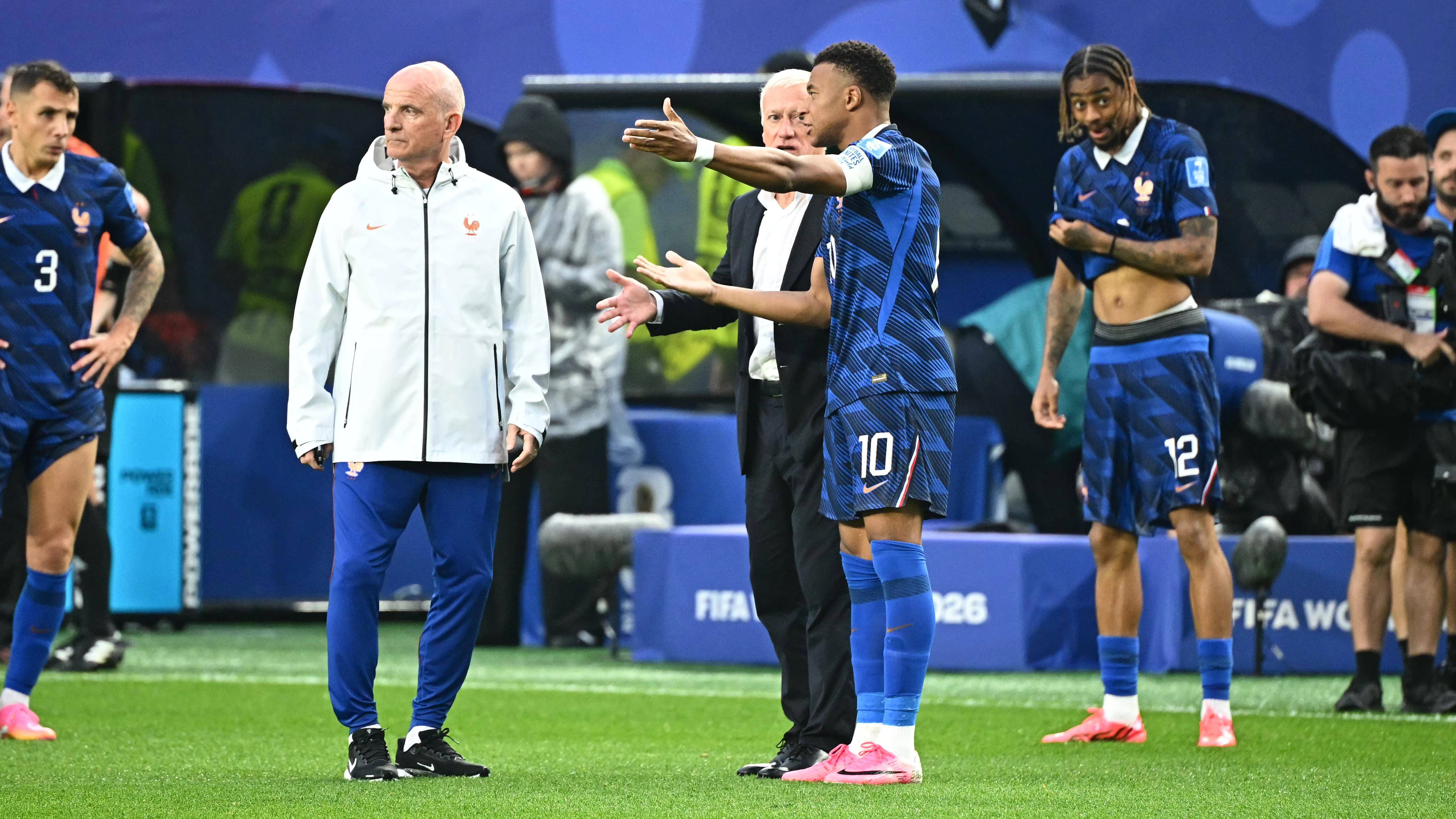 Assistenztrainer Guy Stéphan (Mitte) muss Chef Didier Deschamps vertreten.