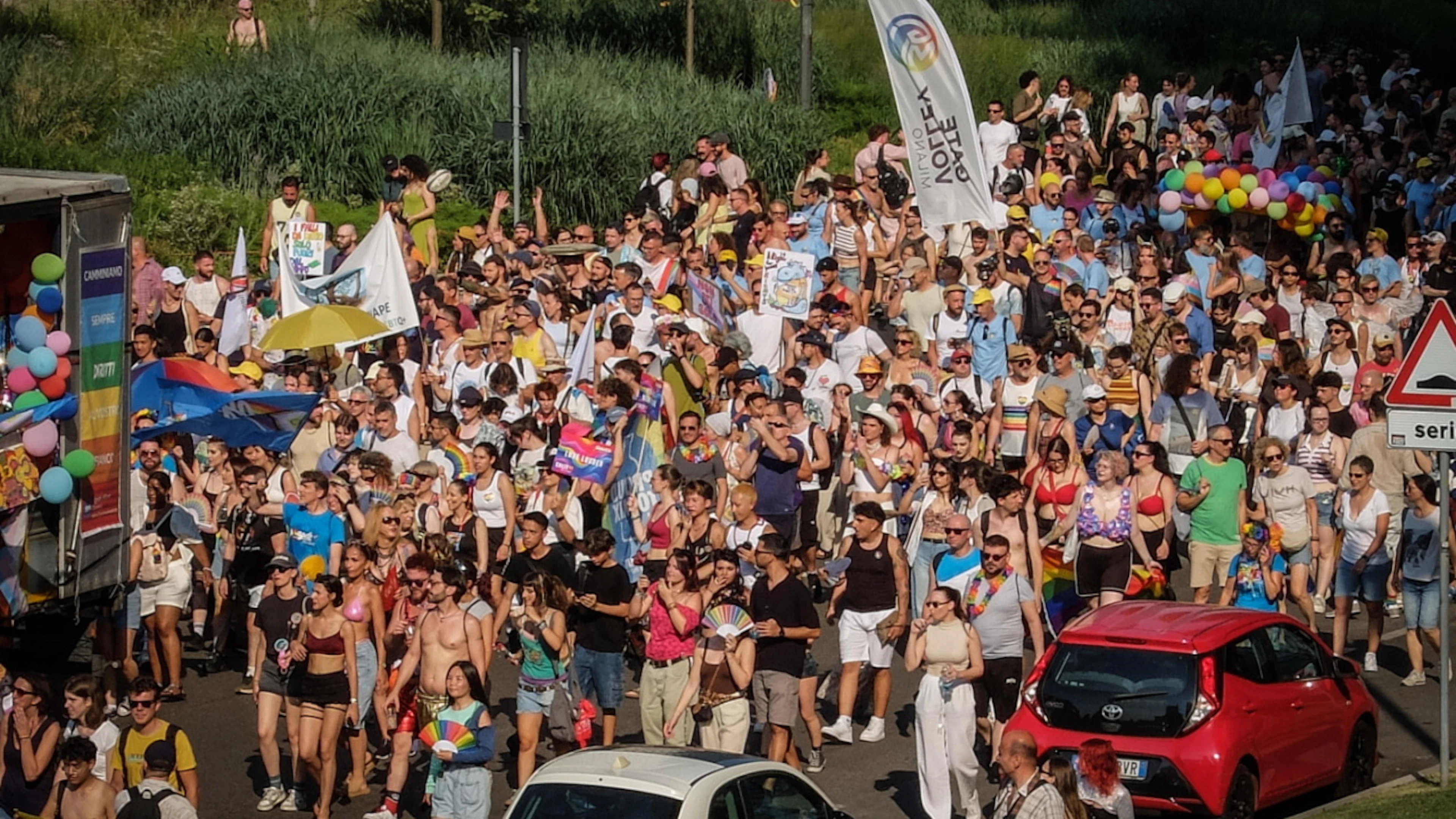 Forte affluenza al Pride di Milano nonostante il caldo