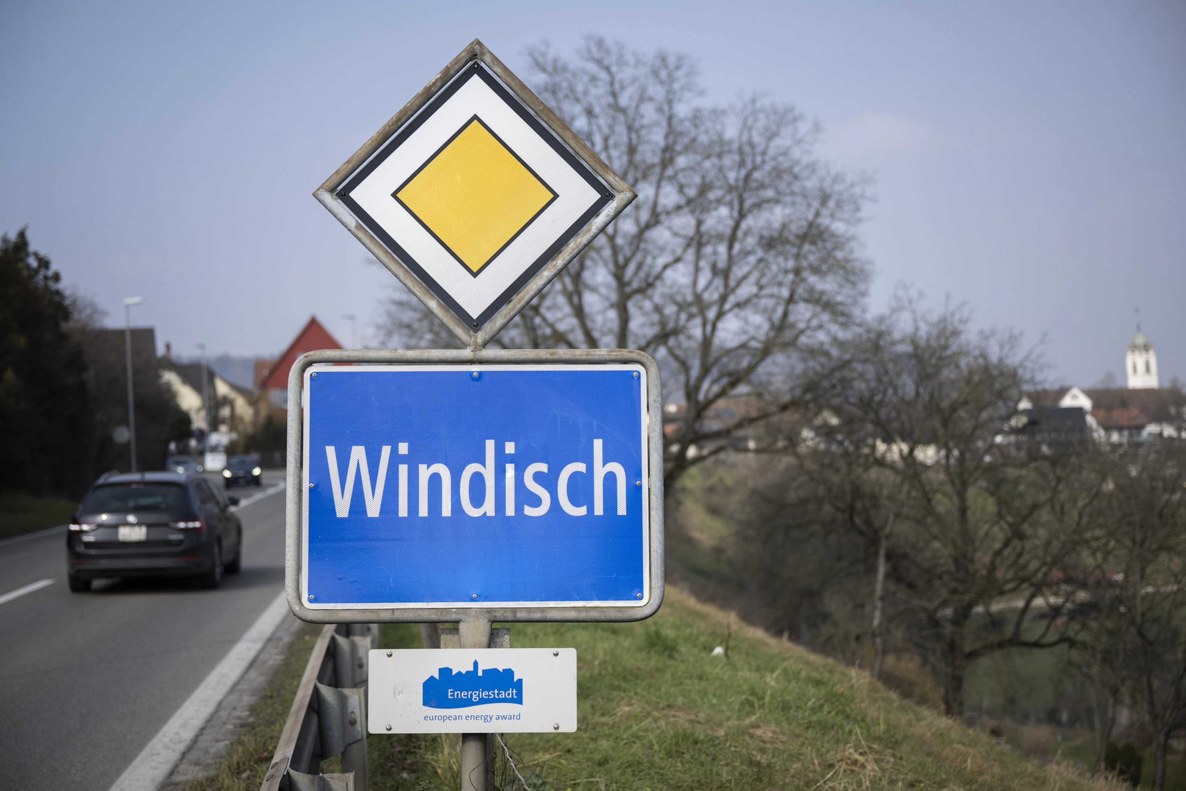 Ein Mann ist bei Windisch AG in die Aare gespungen und wird seither vermisst.