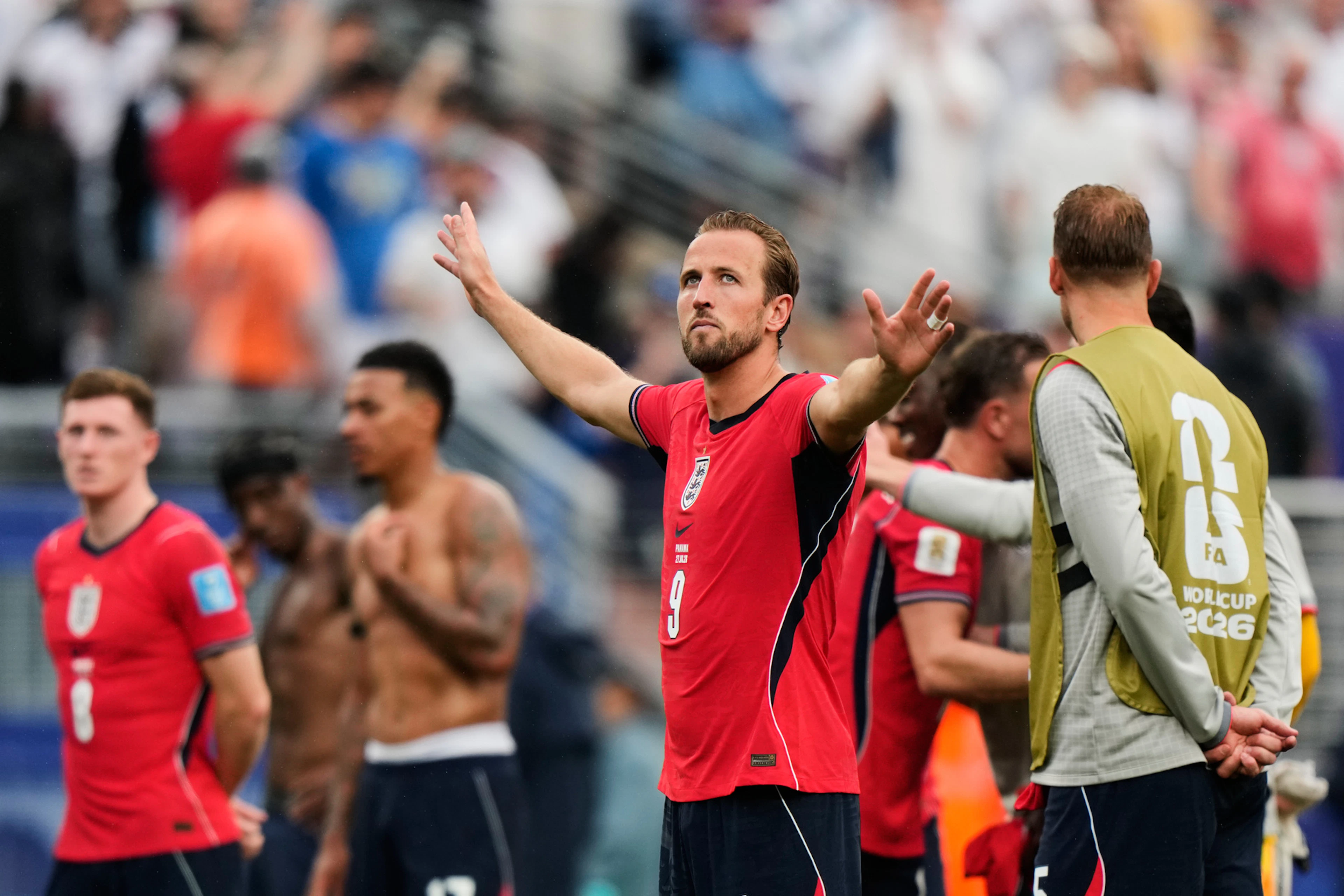 L'inglese Harry Kane (9) saluta i tifosi al termine della partita del girone L dei Mondiali tra Panama e Inghilterra.