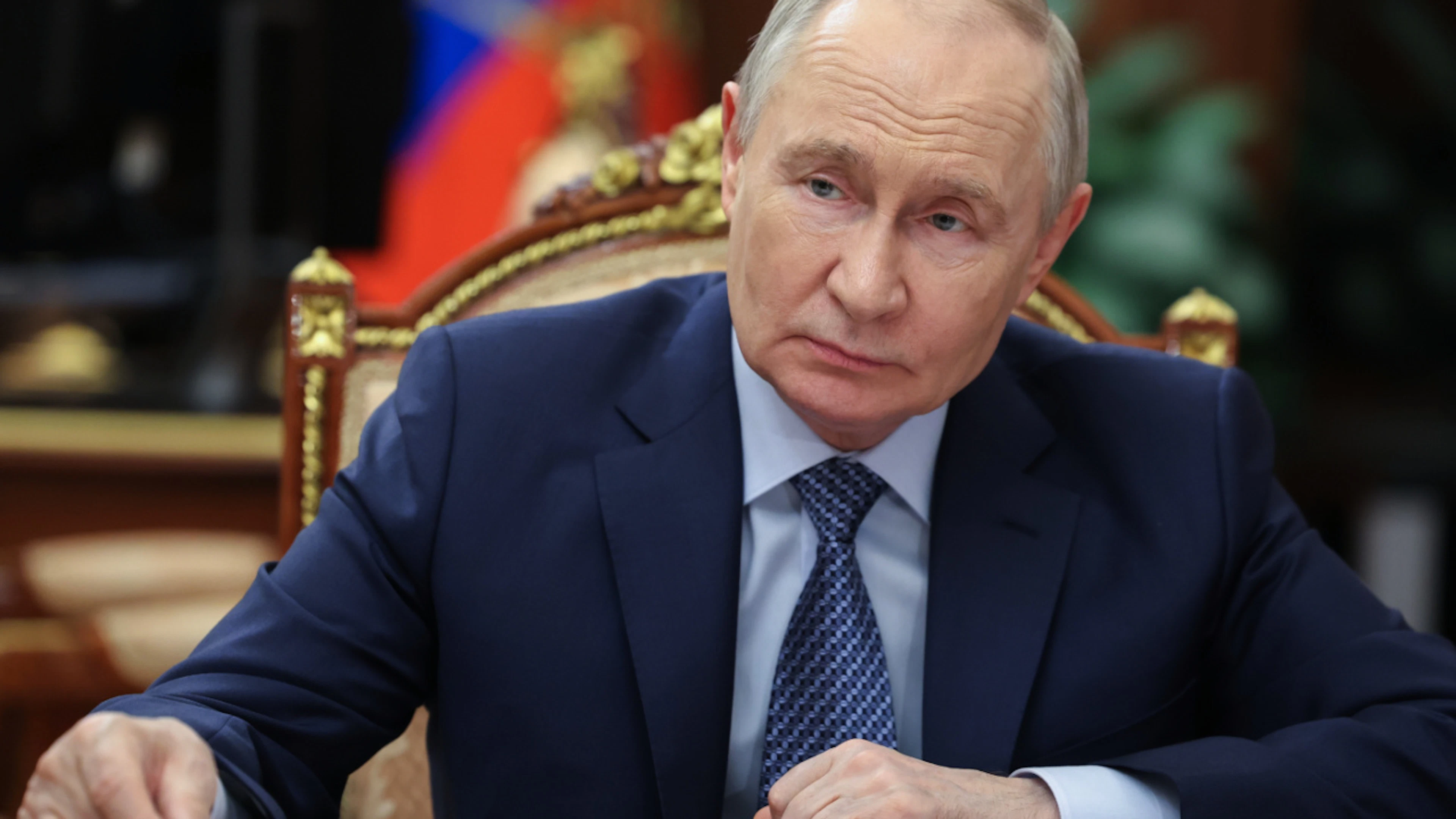 ARCHIV – Der russische Präsident Wladimir Putin hört dem Minister für Wissenschaft und Hochschulbildung, Falkov, im Kreml zu. Foto: Vyacheslav Prokofyev/Pool Sputnik Kremlin via AP/dpa (Archivbild)