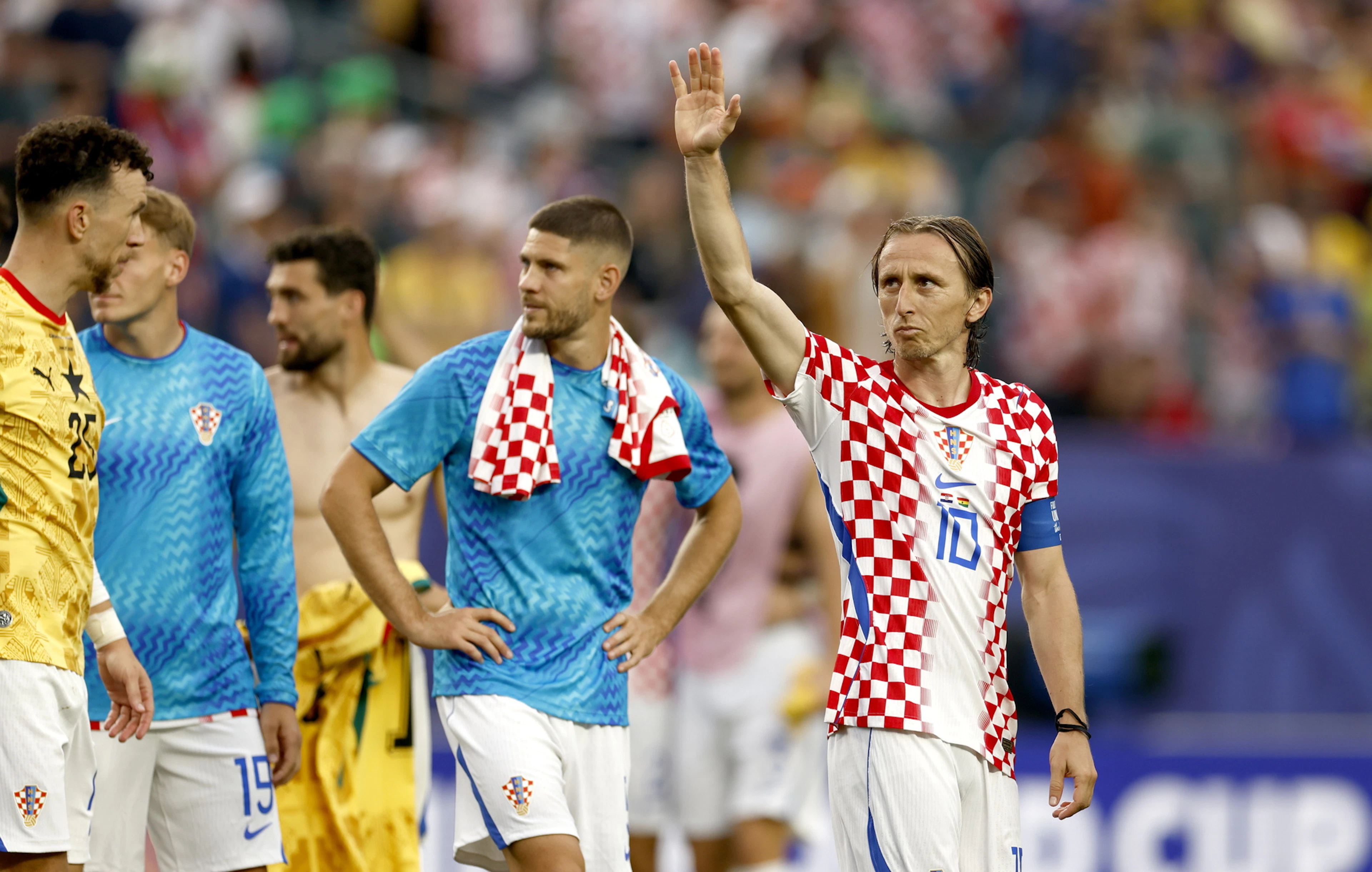 Luka Modric (a destra) della Croazia e i compagni di squadra festeggiano dopo aver vinto la partita della fase a gironi tra Croazia e Ghana.