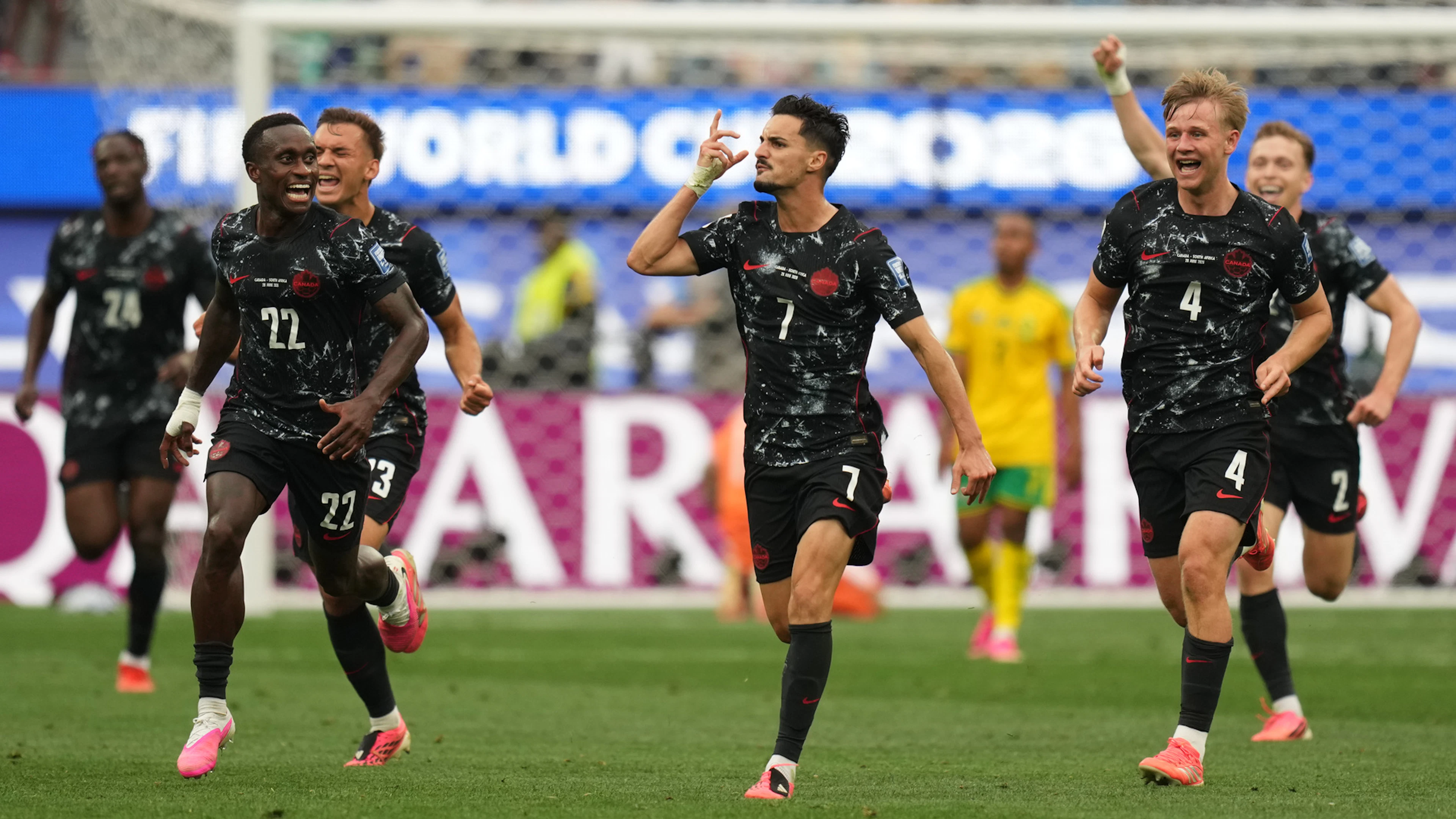 Eustaquio segna la rete che vale gli ottavi di finale per il suo Canada.