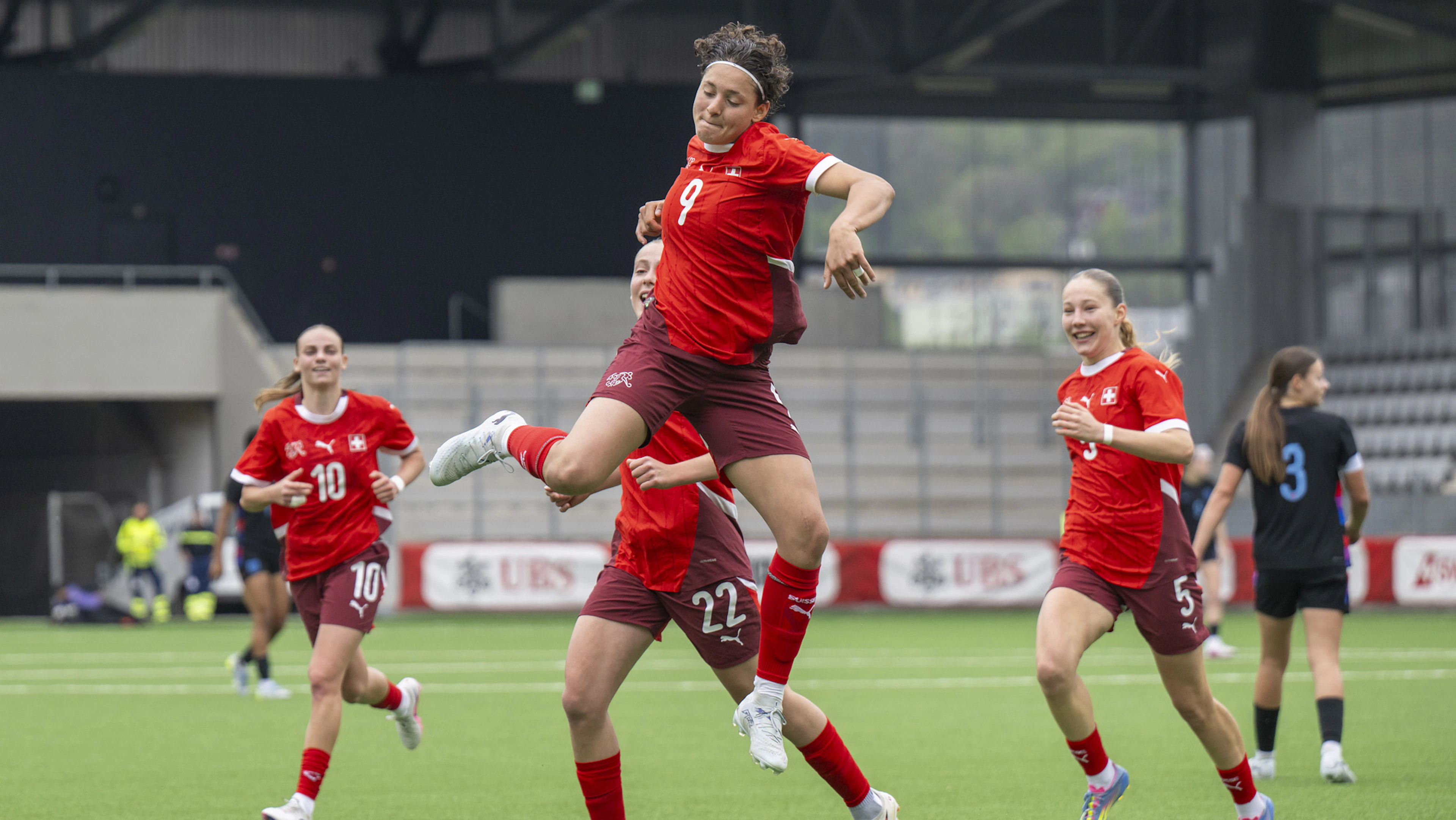 Un penalty transformé par Emanuela Pfister à la 87e offre un précieux point à la Suisse.