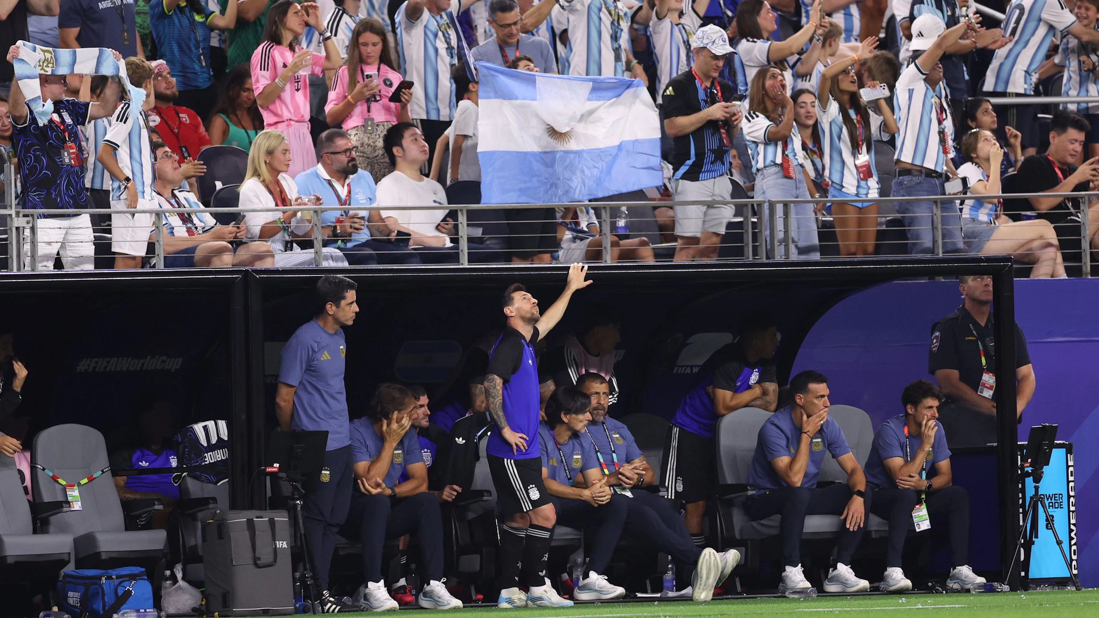 Lionel Messi zu Beginn nur auf der Bank.