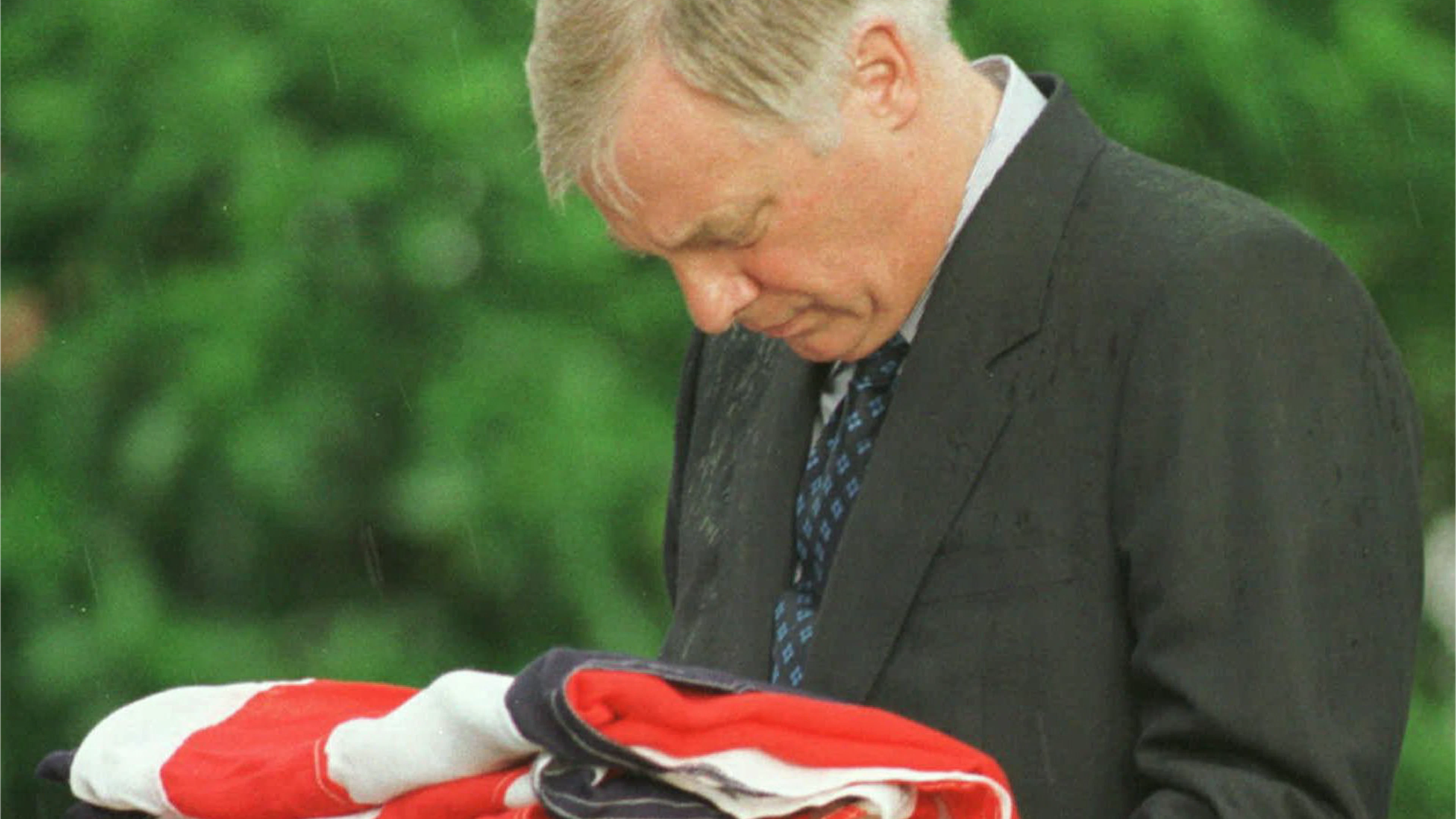 Der letzte britische Gouverneur Hongkongs, Chris Patten, kämpft mit den Tränen, als am 30. Juni 1997 der Union Jack zum letzten Mal eingeholt wird. Mit der Rückgabe an China endet eine 156-jährige Ära.