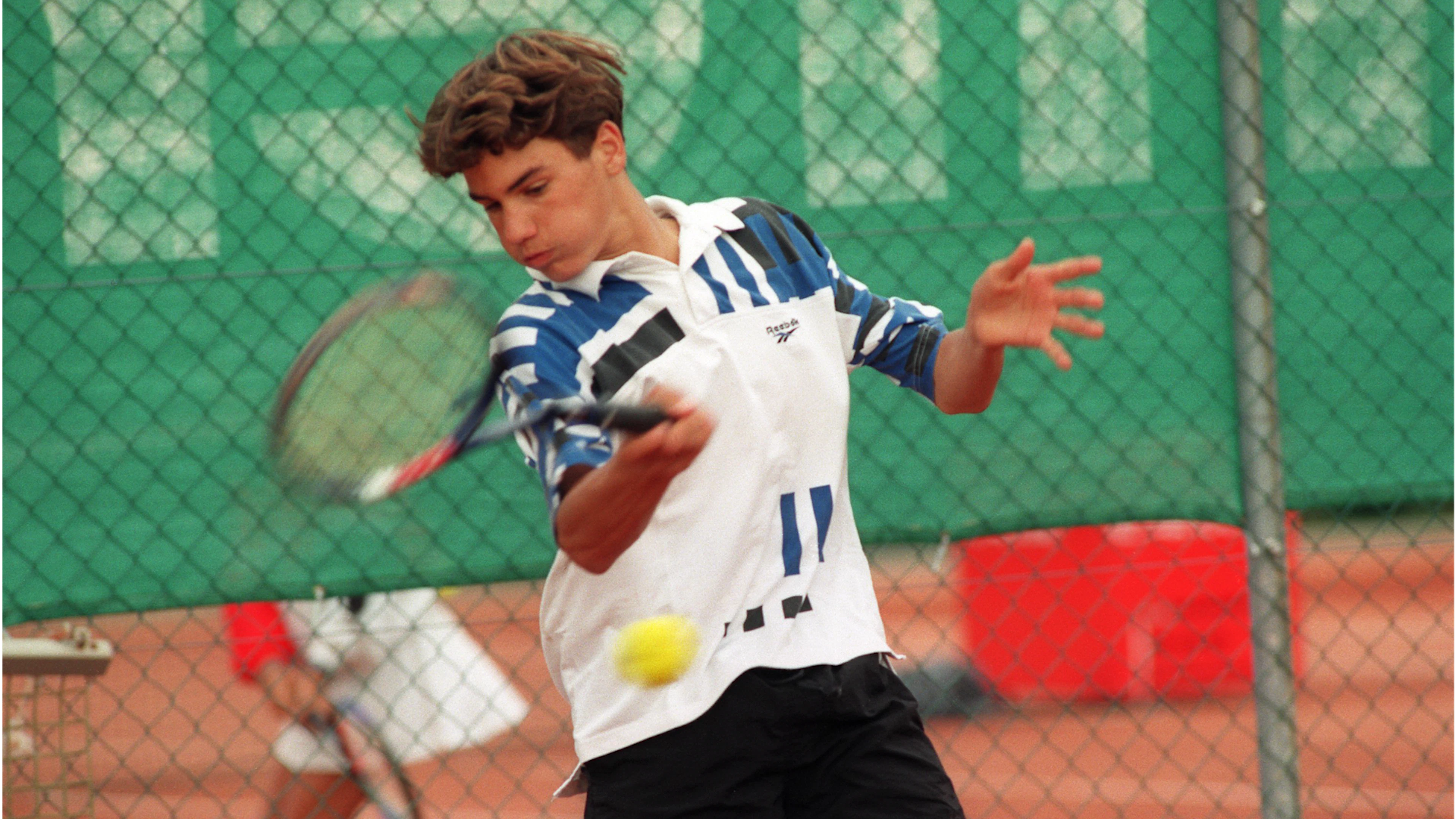 Roger Federer in Aktion am World Youth Cup in Zuerich, aufgenommen am 12. September 1996.