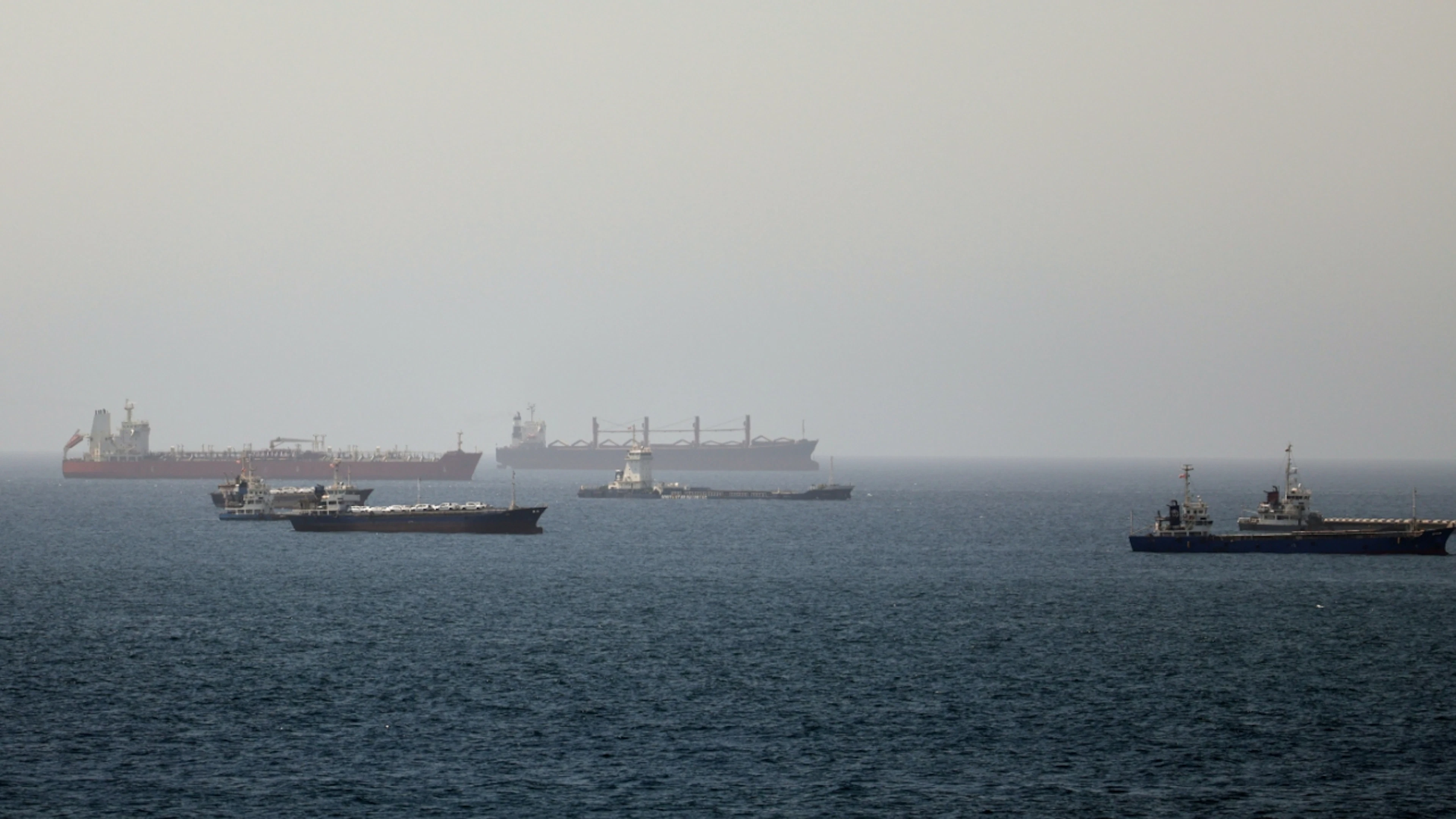 ARCHIV – Im Golf von Oman, entlang der Schifffahrtsrouten zwischen der Strasse von Hormus und dem Arabischen Meer Tanker und Frachtschiffe zu sehen. Foto: Uncredited/AP/dpa