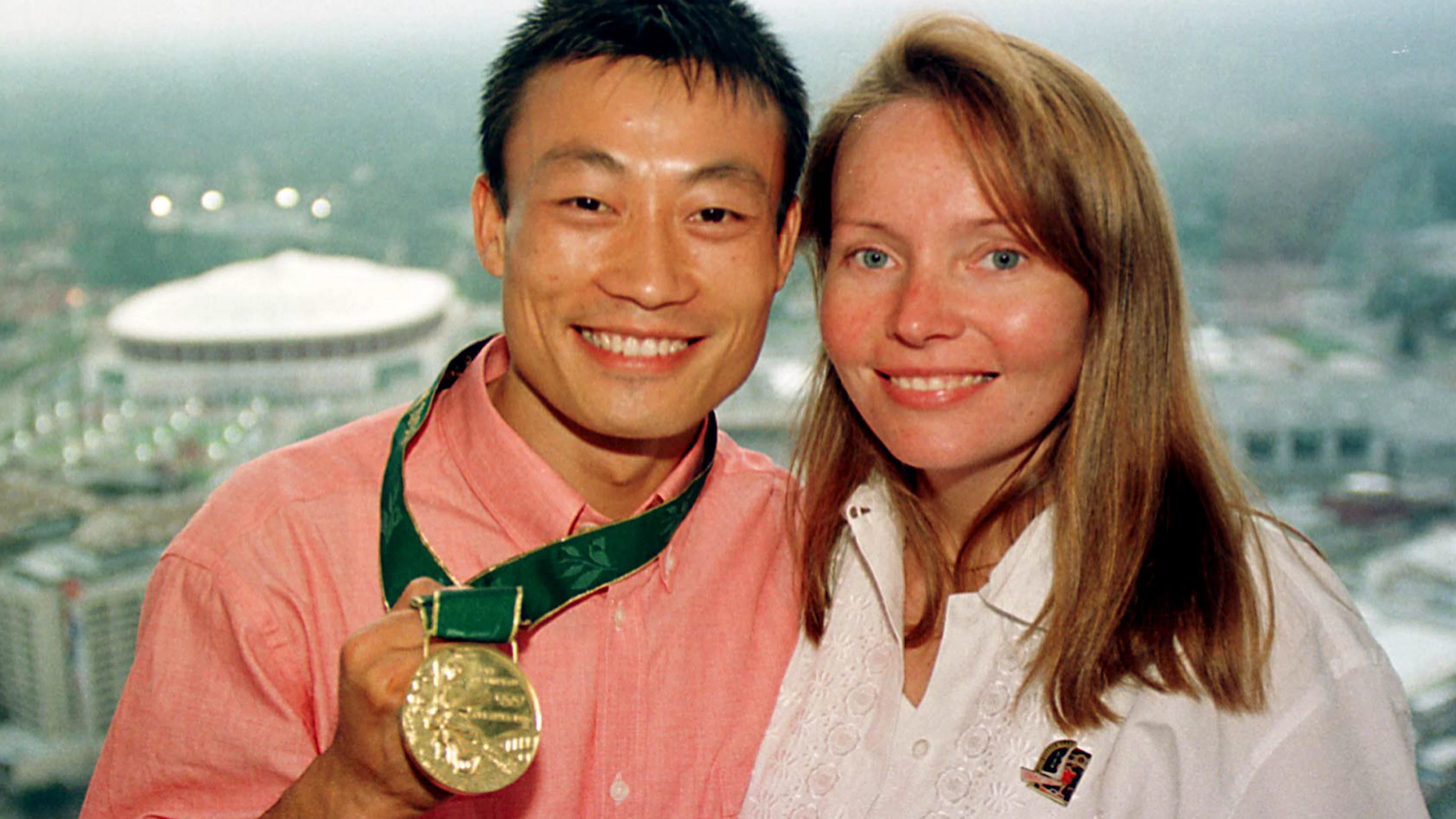 Donghua Li, Esperanza und die Goldmedaille schweben über Atlanta und dem Georgia Dome (im Hintergrund, links).