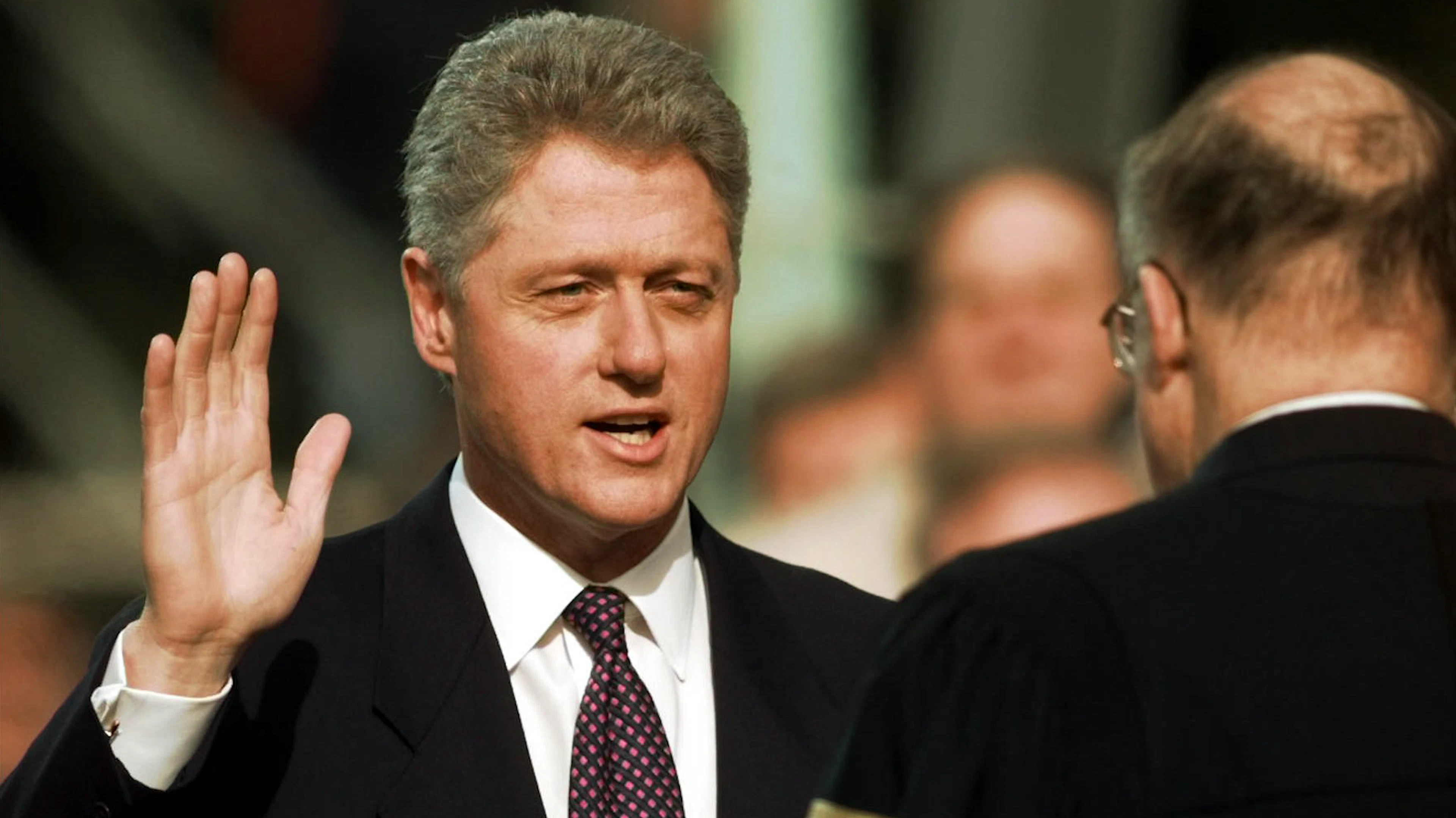 Bill Clinton legt am 20. Januar 1997 in Washington den Amtseid für seine zweite Amtszeit als US-Präsident ab. Noch steht er auf dem Höhepunkt seiner Popularität – die Affäre mit der Praktikantin Monica Lewinsky, die das Weisse Haus erschüttern wird, fliegt erst Anfang 1998 auf.