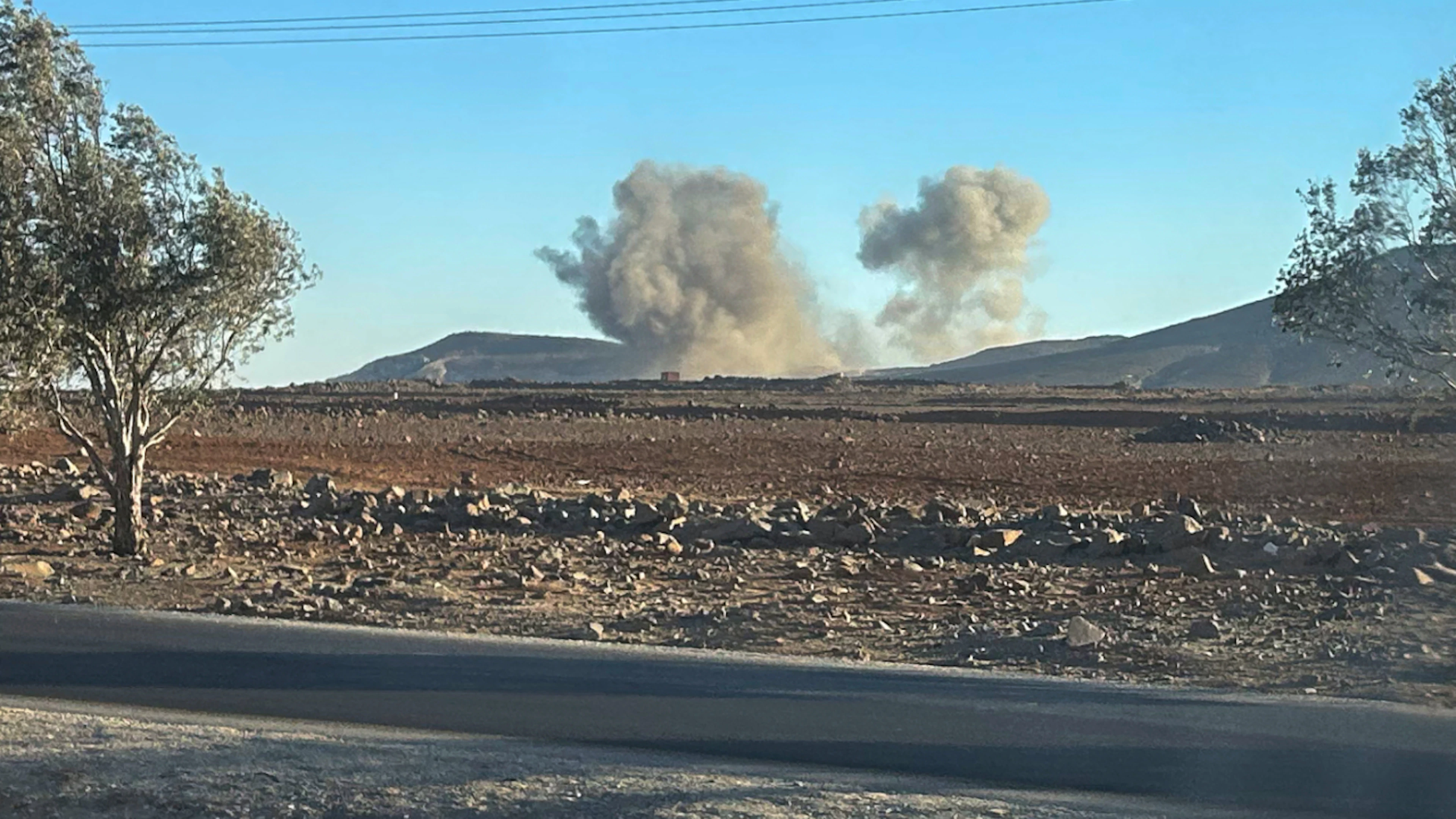 ARCHIV – Rauch steigt auf von einem mutmasslichen israelischen Luftangriff, der das Dorf Jbab am Rande der Stadt Daraa im Süden Syriens getroffen hat. Foto: Omar Sanadiki/AP/dpa (Archivbild)