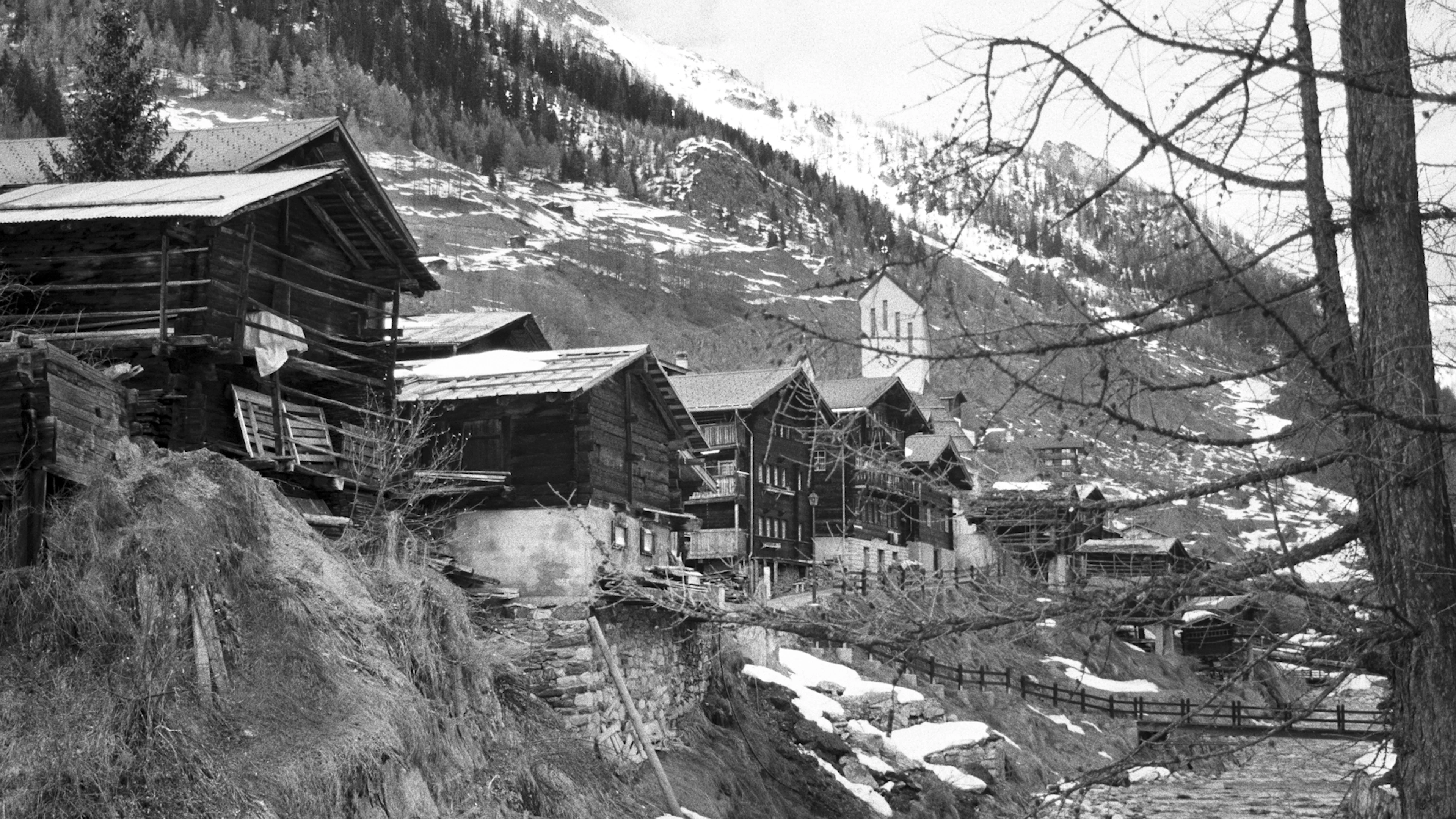 Blatten im Lötschental im März 1996: Das Walliser Bergdorf liegt friedlich und unversehrt inmitten der Berge. Fast drei Jahrzehnte später wird dieser Blick auf den Ort zu einem Zeitdokument.