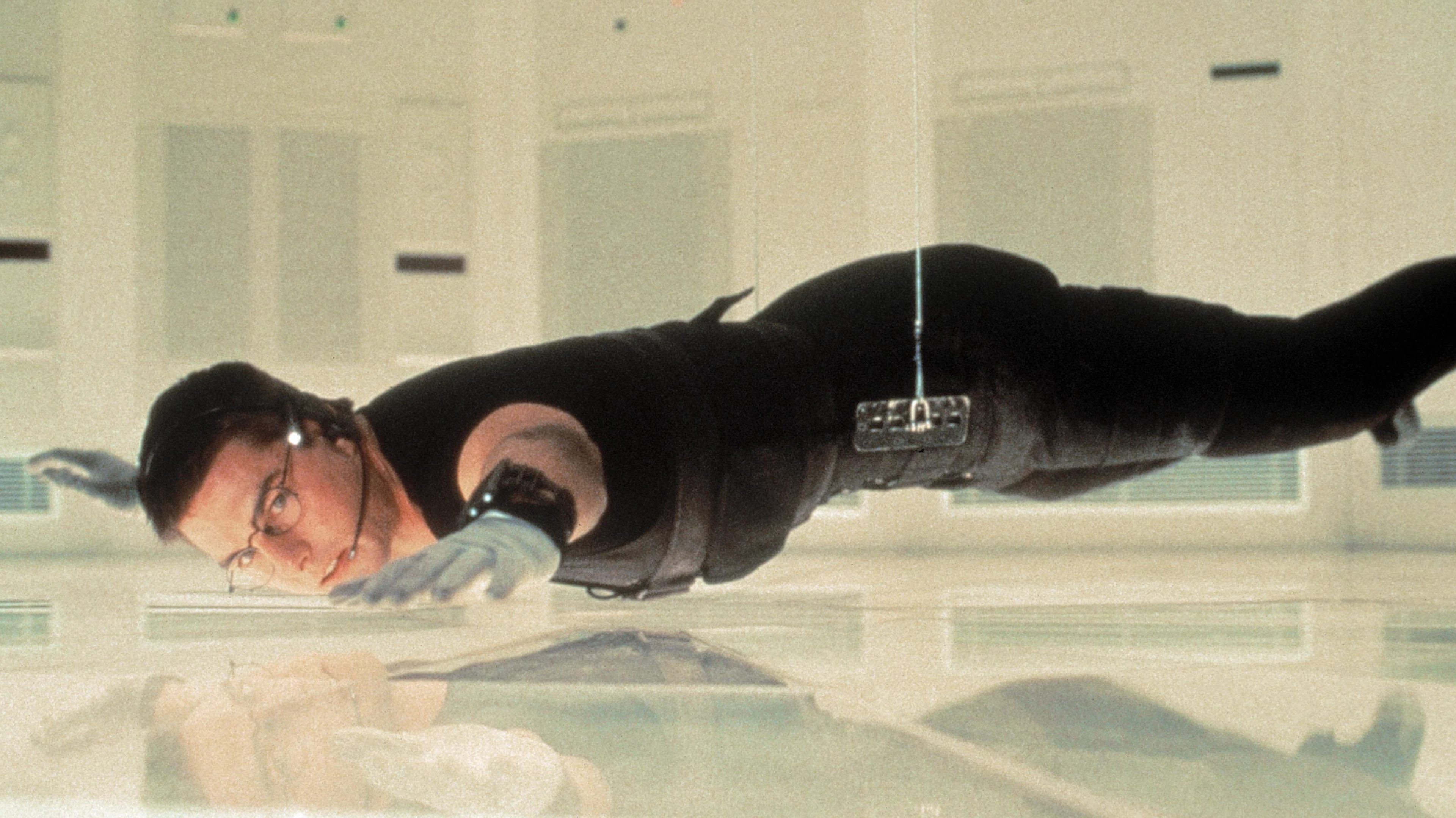 Tom Cruise als Ethan Hunt in «Mission: Impossible» (1996). Die Szene mit dem an Drähten schwebenden Agenten wird zu einem der bekanntesten Filmbilder der 1990er-Jahre.