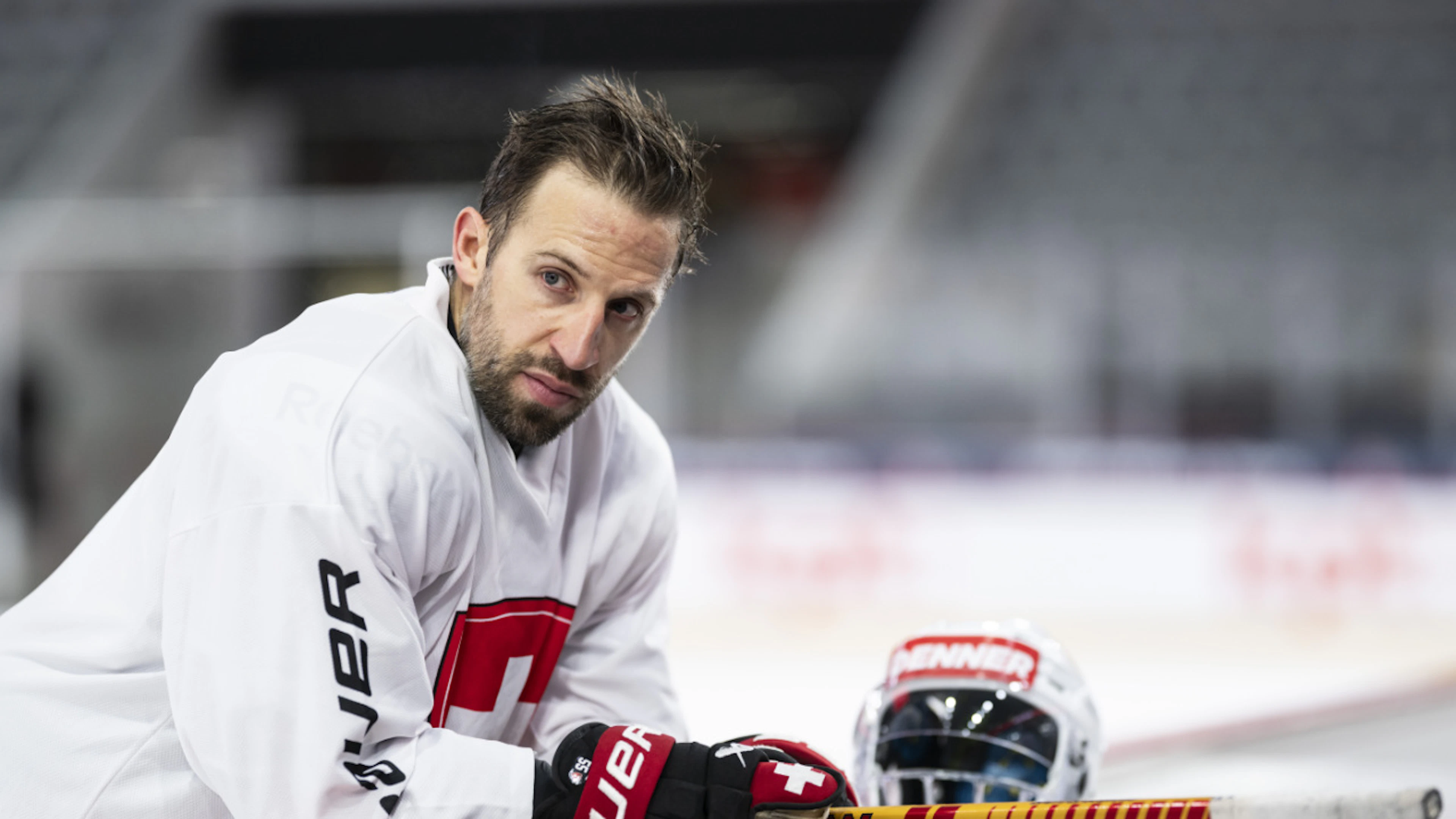 Verteidiger Loeffel wechselt nach Lausanne, Goalie Hughes nach Bern