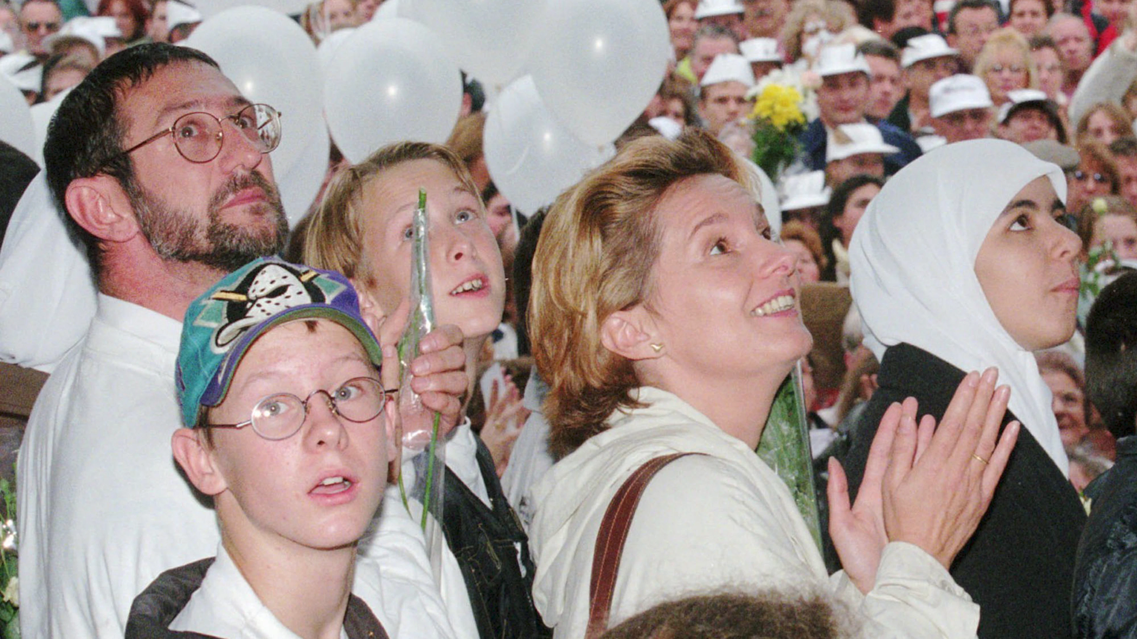 Der «Weisse Marsch» in Brüssel zieht 1996 rund 300'000 Menschen an. Nach den Entführungen und Morden des Kinderschänders Marc Dutroux fordert Belgien Gerechtigkeit – und ein Ende des Versagens von Polizei und Justiz.