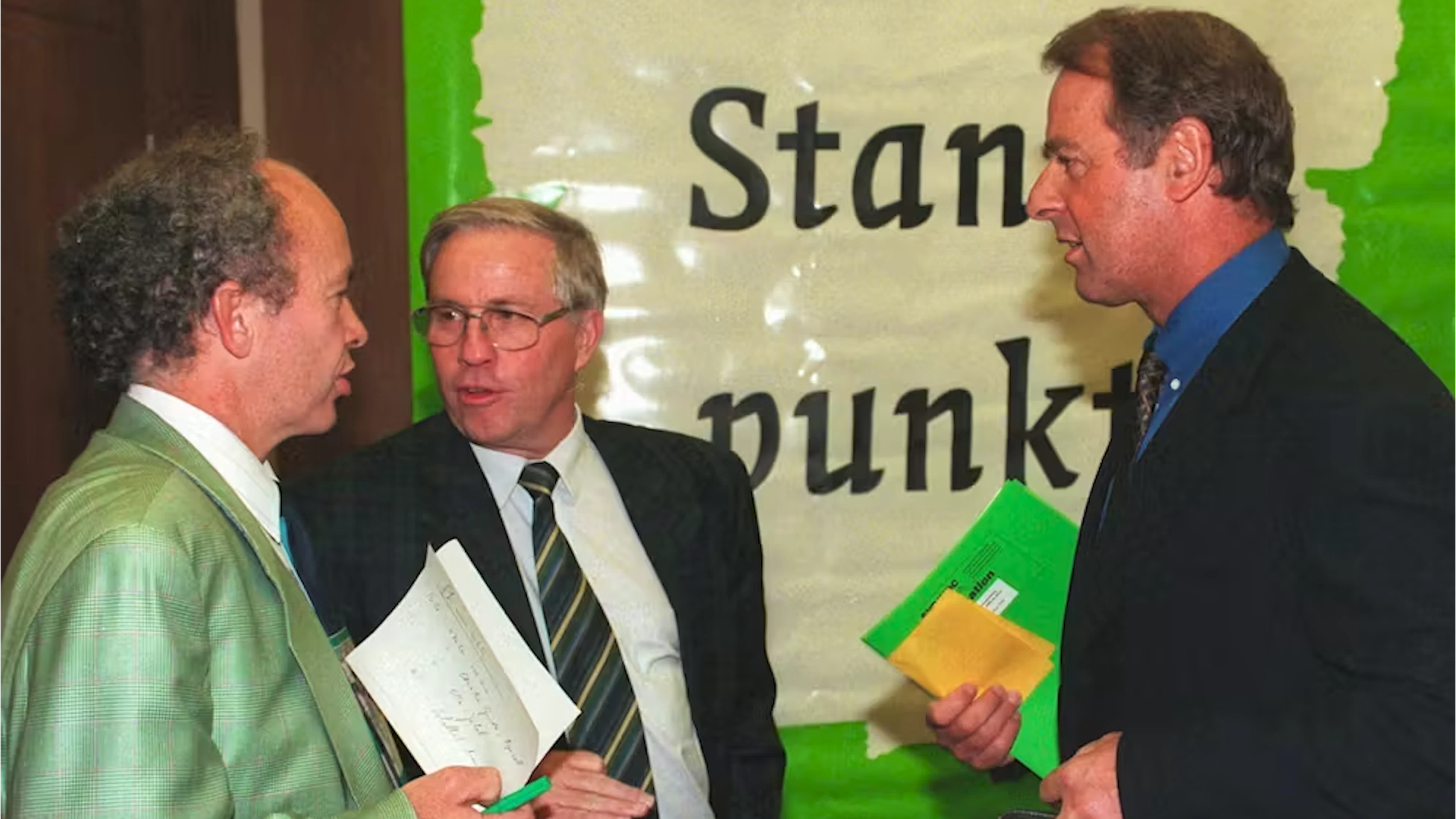 SVP-Präsident Ueli Maurer, Vordenker Christoph Blocher und Bundesrat Adolf Ogi 1996 bei einer Parteiveranstaltung. Selten waren auf einem Foto so viele spätere Schlagzeilen versammelt – und so viele Locken auf Maurers Kopf.