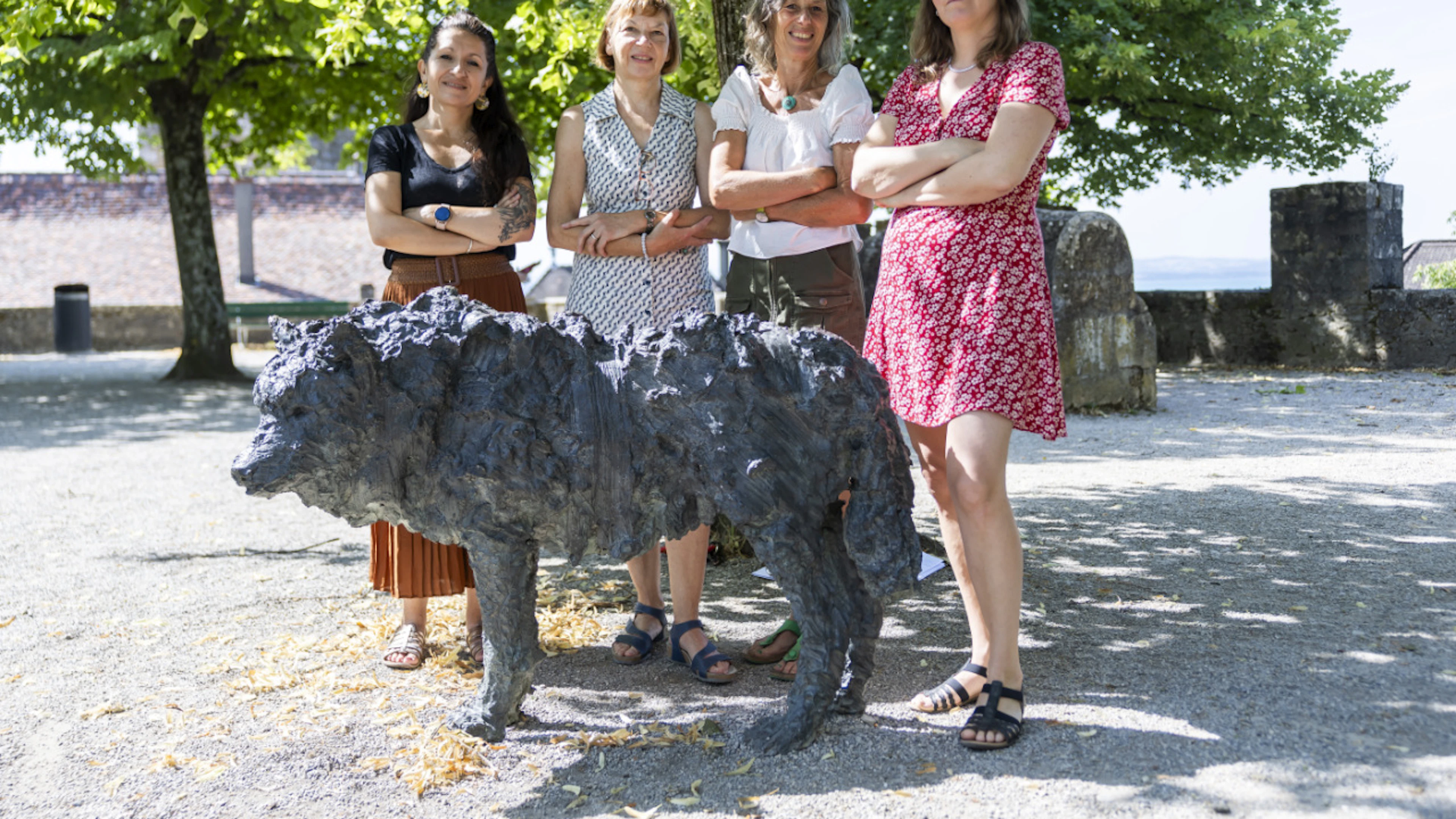 Les députées des Vert-e. s Céline Bartolomucci (Geneve), Sonia Burri-Schmassmann (Jura), Martine Gerber (Vaud), et Clarence Chollet, conseillère nationale neuchâteloise veulent un programme intercantonal d'élevage, de formation et de mise à disposition de chiens de protection, adaptés à la région.