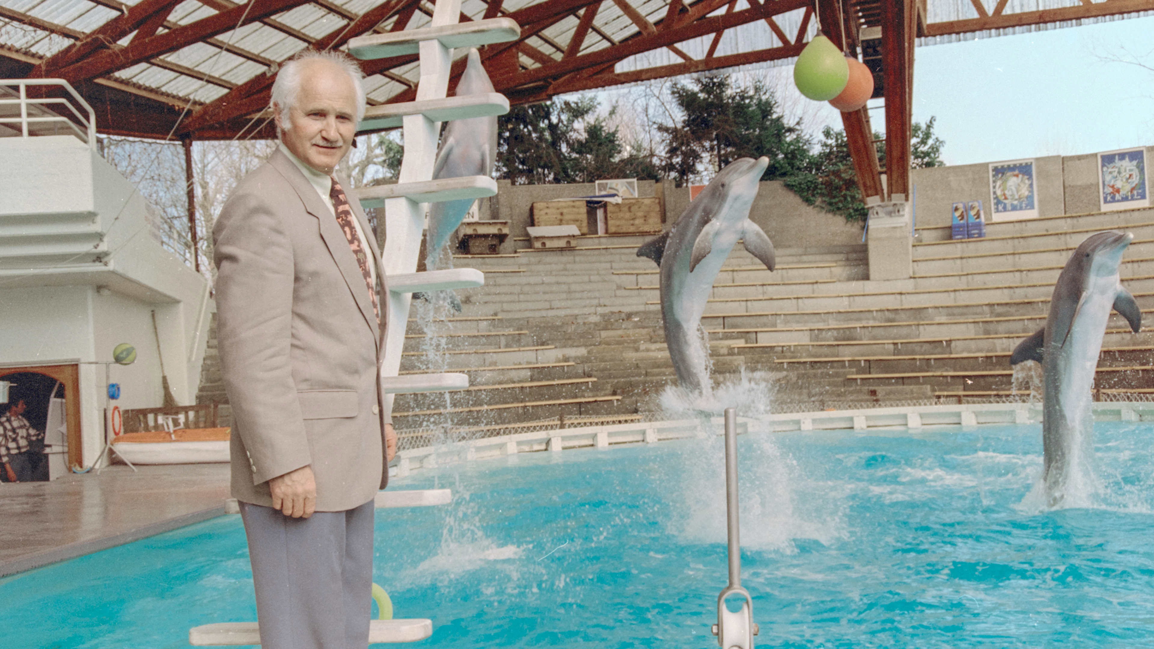 Auf diesem 1997 aufgenommenen Foto posiert Kinderzoo-Direktor Ueli Eggenberger vor dem Delfinarium in Rapperswil. Auf die Delfine folgen später noch Seelöwen – heute ist das einstige Showbecken eine Eventhalle namens «Zauberhut».