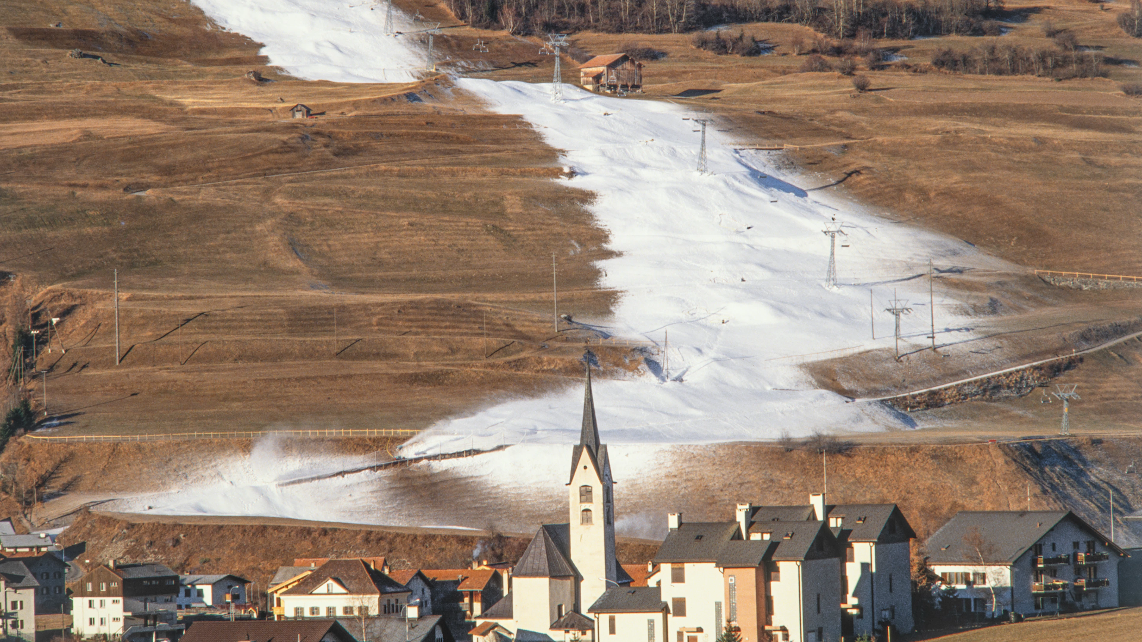Das Skigebiet von Savognin im bündnerischen Oberhalbstein im Januar 1996. (KEYSTONE/Arno Balzarini)