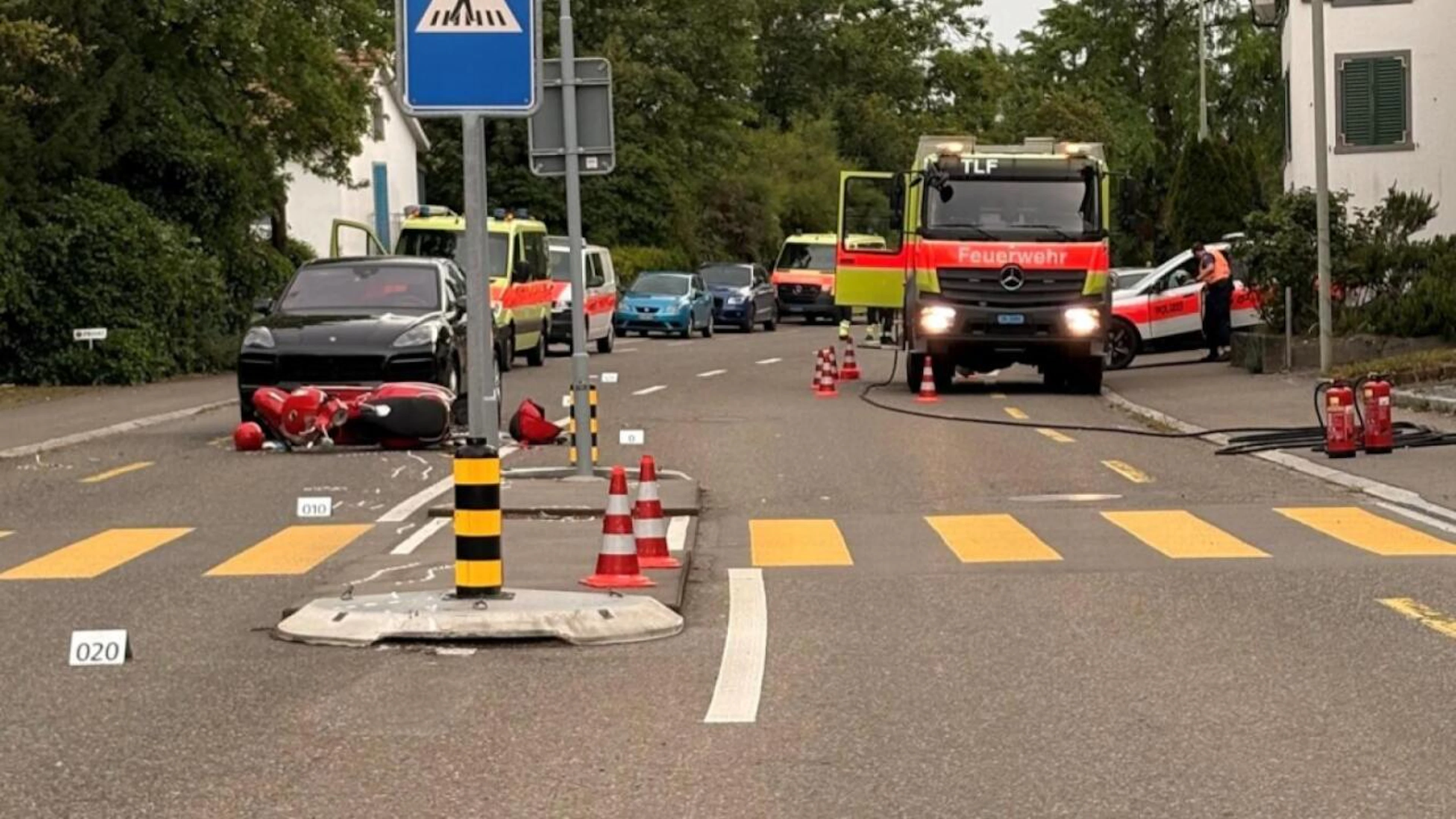 La scootériste a violemment percuté un ilot avant de succomber à ses blessures.