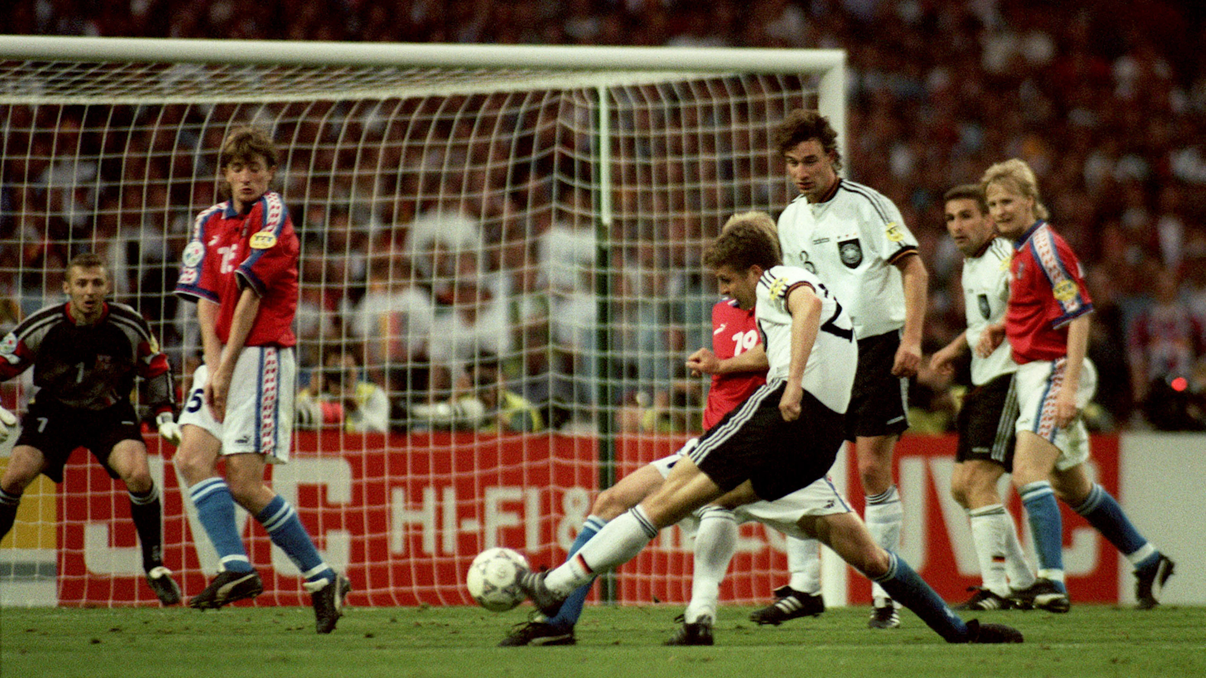 Dieser Schuss entscheidet alles: Oliver Bierhoff trifft im Wembley-Stadion zum Golden Goal gegen Tschechien und schiesst Deutschland zum EM-Titel 1996.