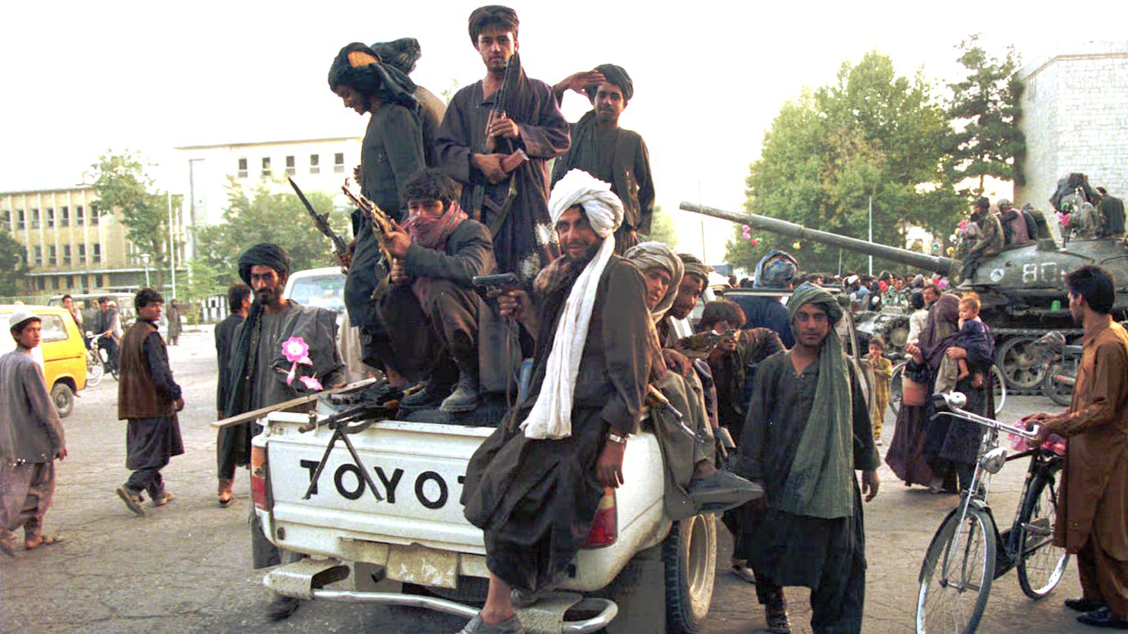 Taliban-Kämpfer vor dem Präsidentenpalast in Kabul. Nach der Eroberung der Hauptstadt wird Ex-Präsident Mohammed Nadschibullāh öffentlich hingerichtet.