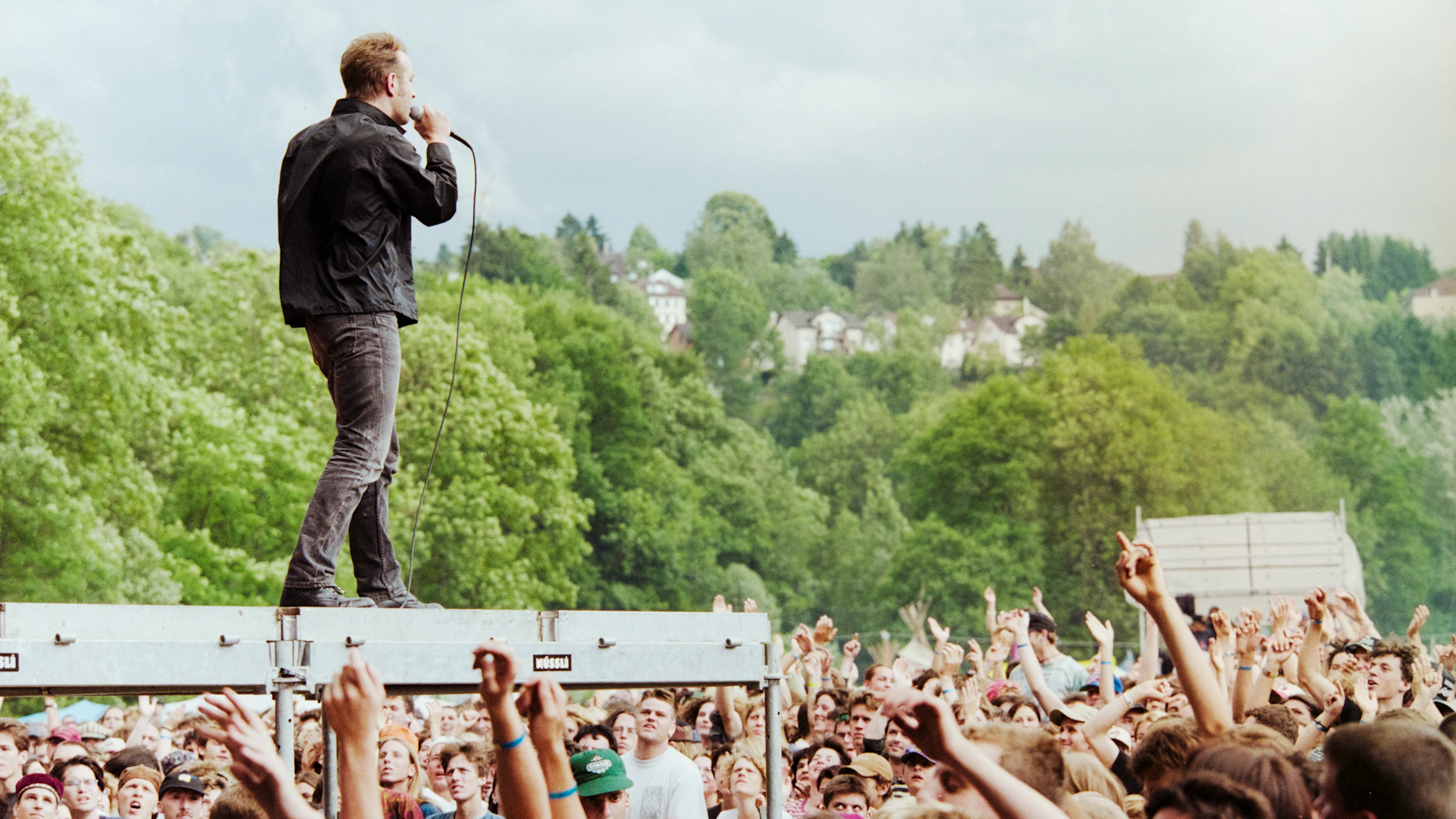 Kuno Lauener, Saenger der Berner Rockband «Zueri West» performt während ihres Auftrittes am Openair St. Gallen, aufgenommen am 26. Juni 1996.