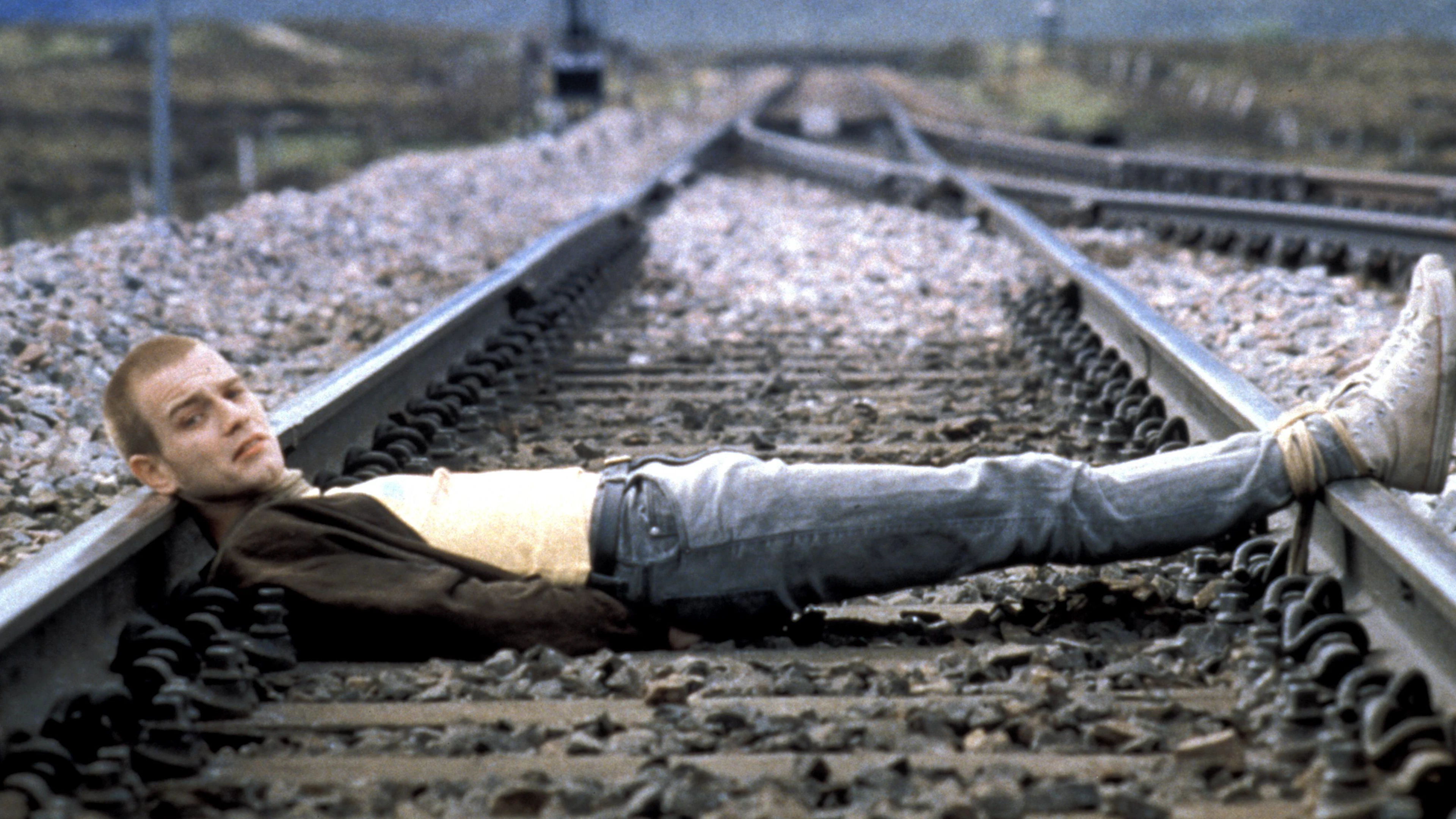 Oben schwebt Tom Cruise noch unter der Decke, jetzt liegt Ewan McGregor auf Bahngleisen. Mit «Trainspotting» liefert Danny Boyle 1996 einen Kultfilm voller ikonischer Bilder und unvergesslicher Dialoge.