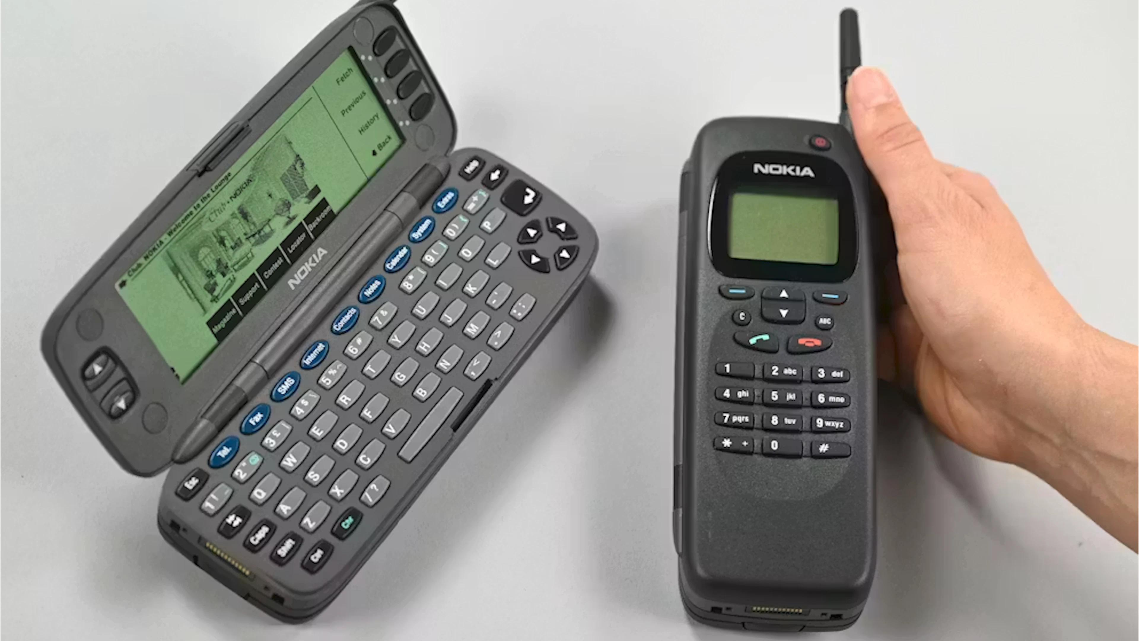 Über 2200 Franken teuer, fast 400 Gramm schwer und mit E-Mail, Fax sowie Internetzugang ausgestattet. Der Nokia 9000 Communicator wirkt wie ein Smartphone, das versehentlich zehn Jahre zu früh auf den Markt gekommen ist.
