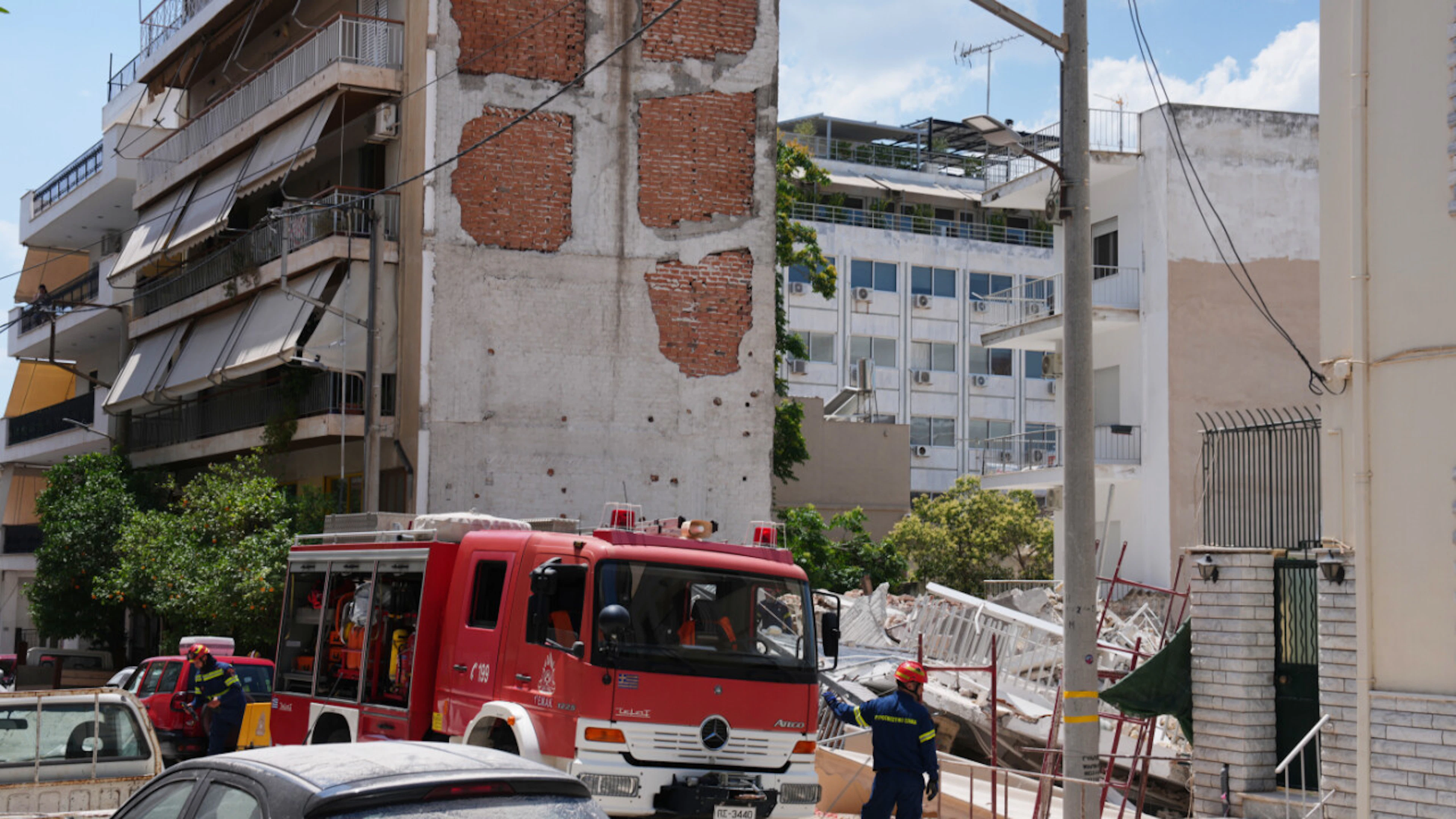 Un immeuble s'effondre à Athènes, recherches de victimes en cours