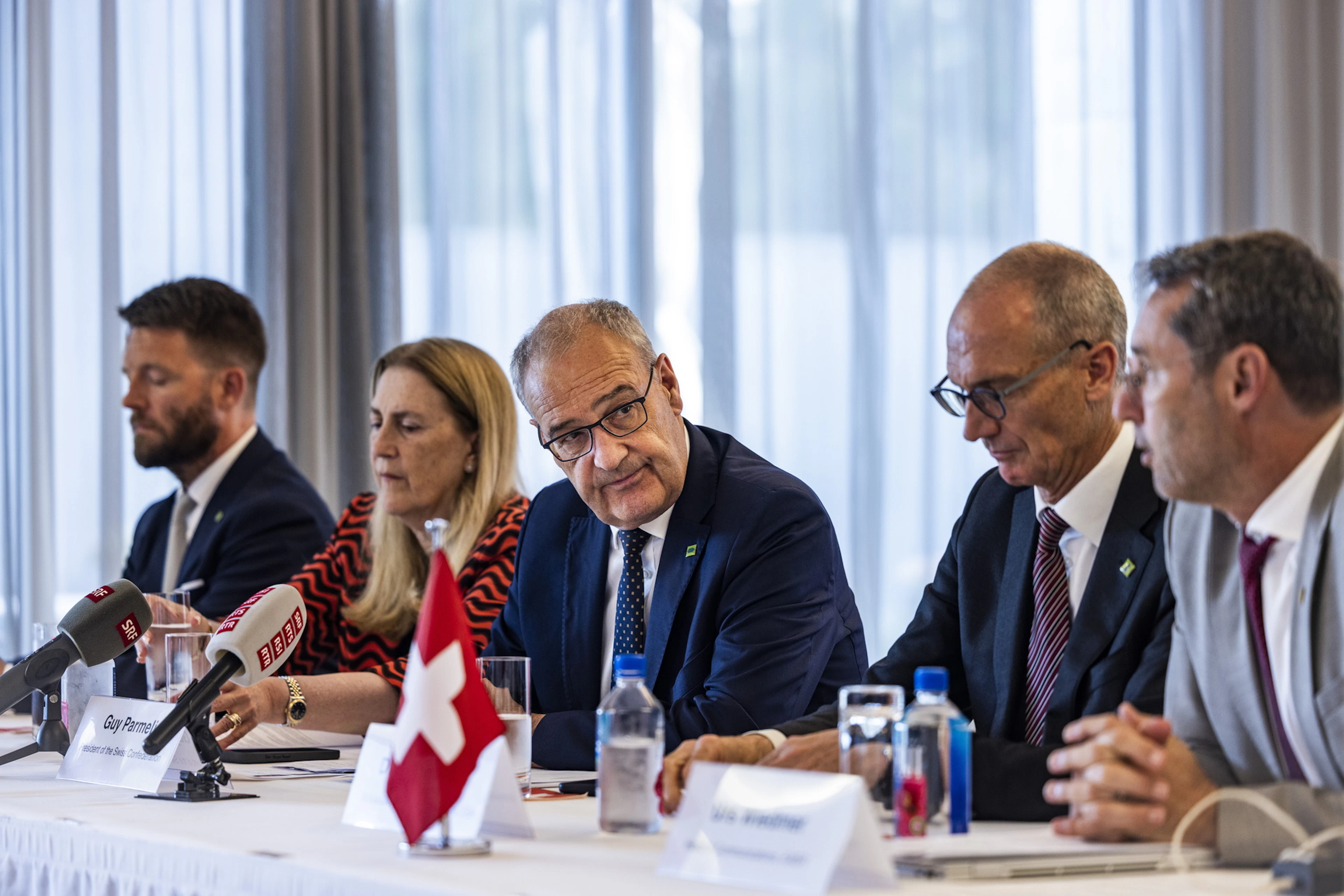 Bundespräsident Guy Parmelin (M.) und Staatssekretärin Helene Budliger Artieda (2.v.l.) in der Schweizer Residenz in Washington nach ihrem Treffen mit Trumps Handelsbeauftragtem Jamieson Greer.