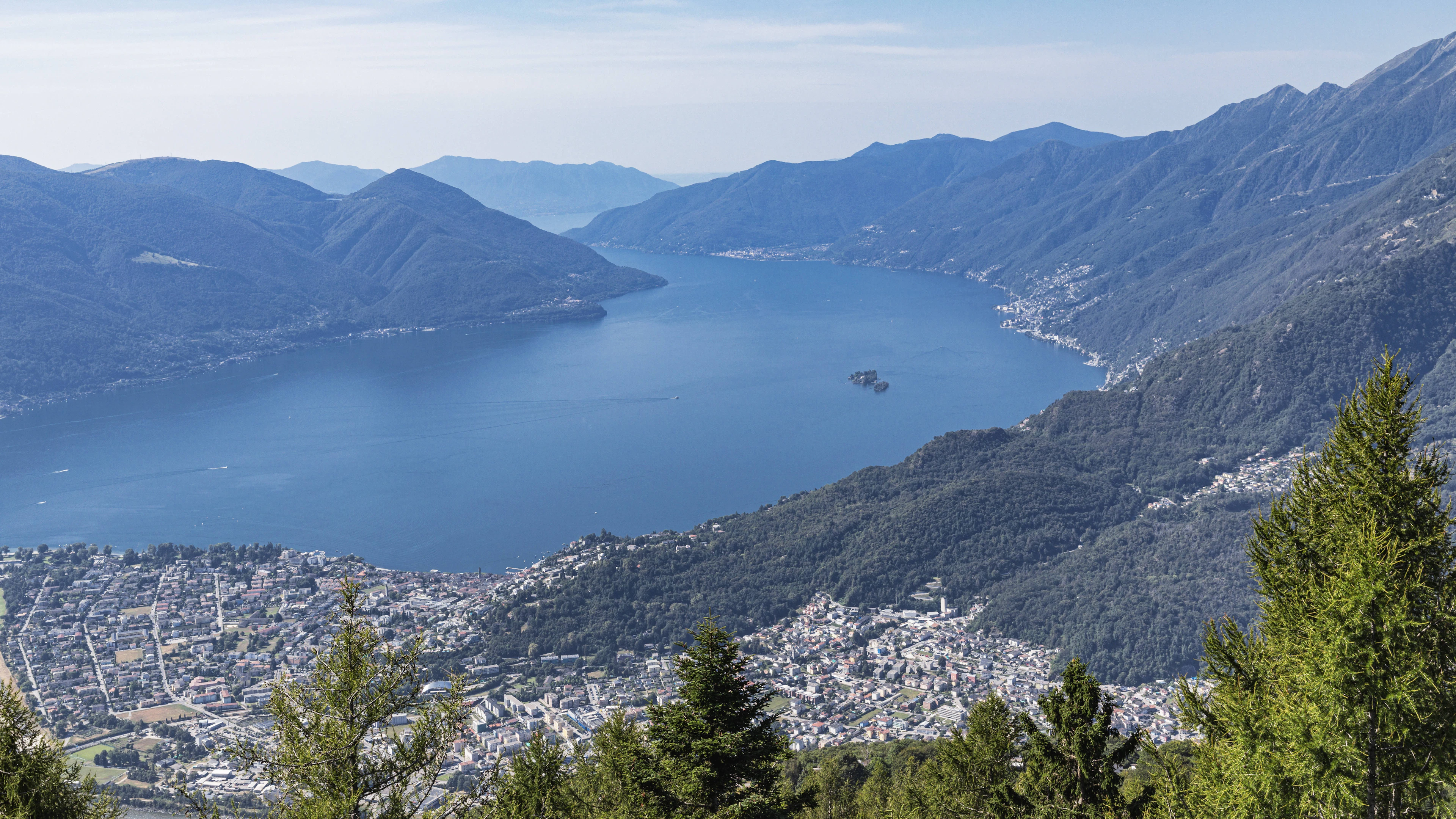 Blick von Cardada auf den Lago Maggiore: Der Kanton Tessin hat am Montagabend vor einem Waldbrand bei der&nbsp;Ortschaft gewarnt. (Archivbild)