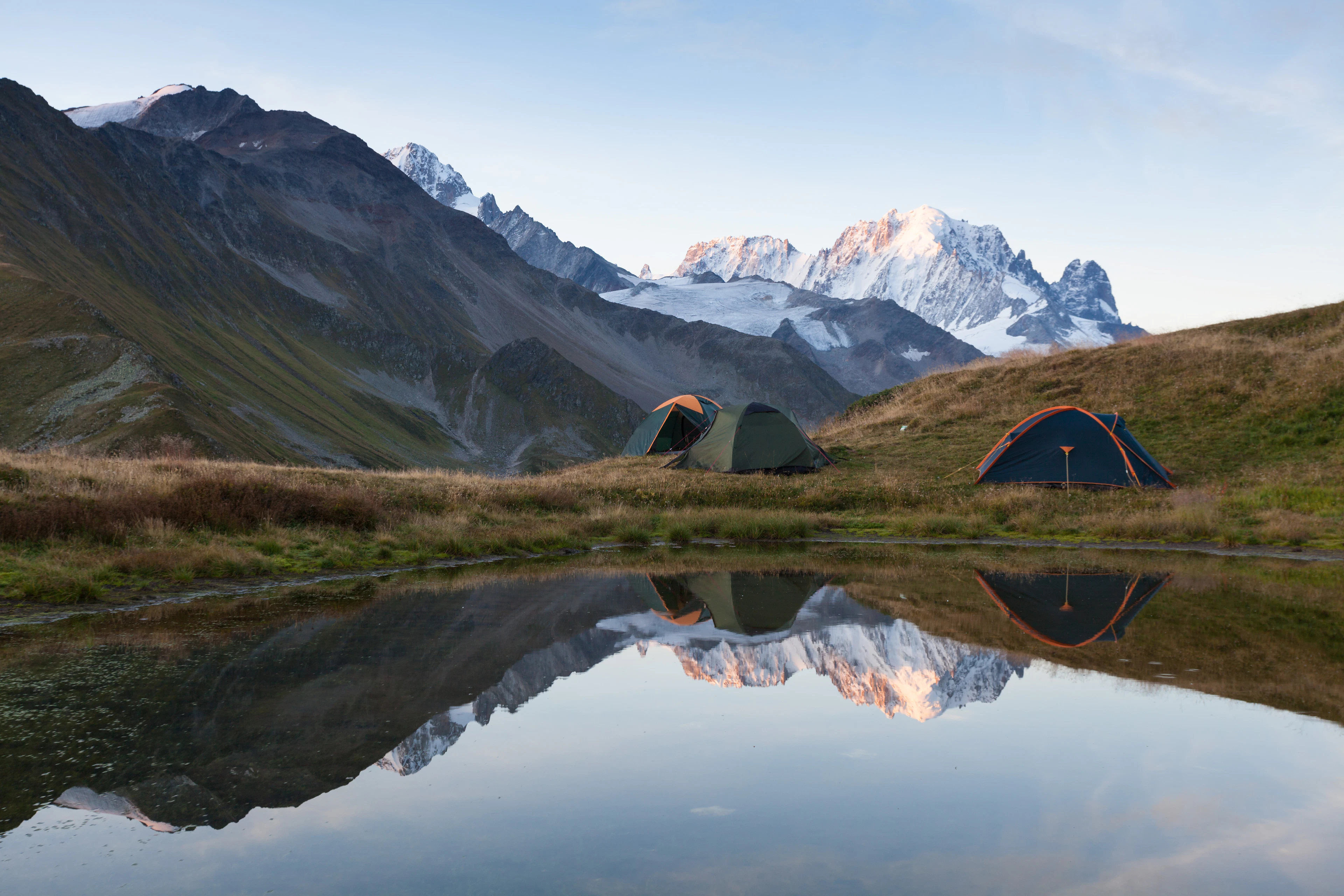 Camper en pleine nature: sur le papier, ça fait rêver, mais il est interdit de camper dans beaucoup de lieux.