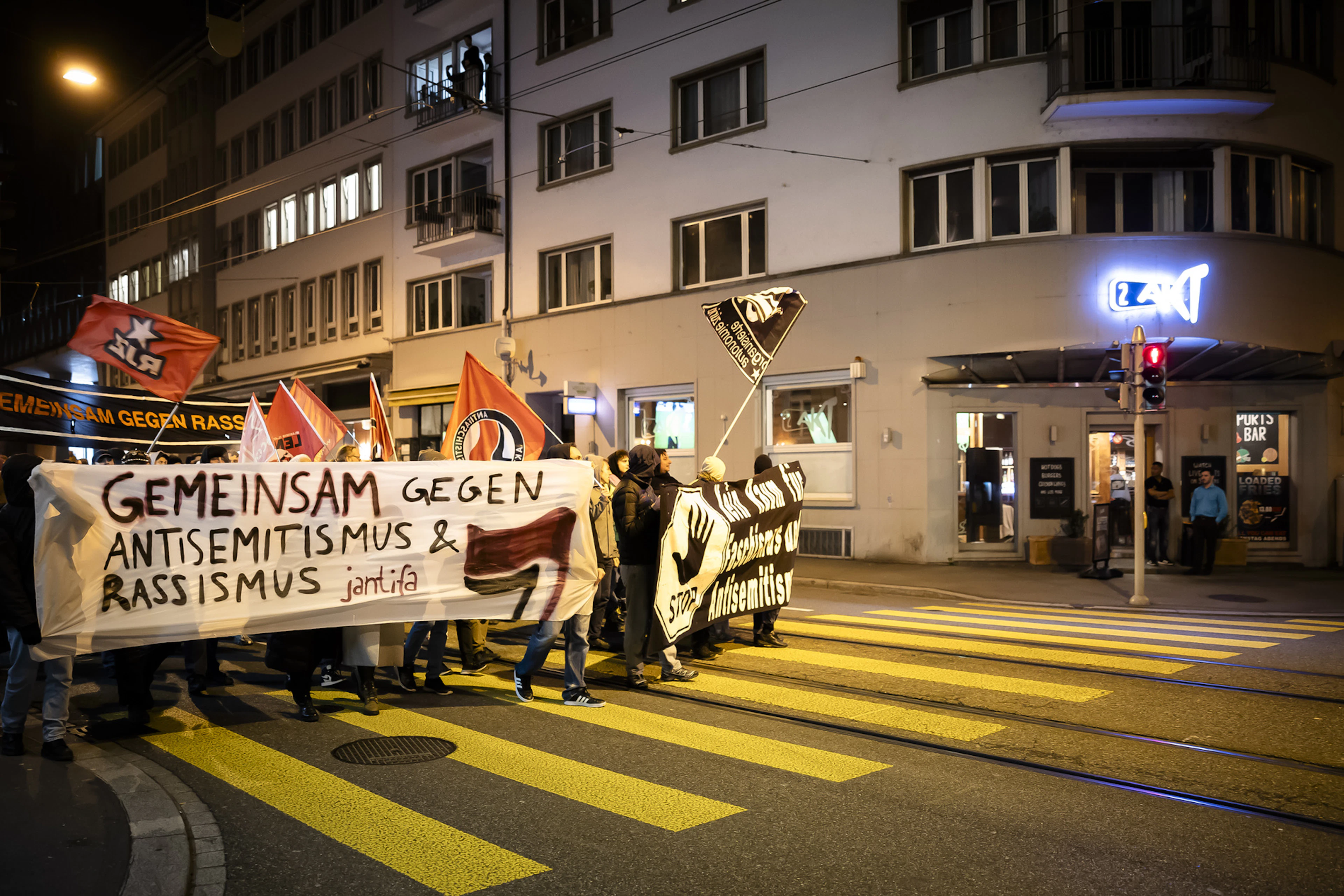 Demonstranten protestieren gegen Anstisemitismus und Rassismus in Zürich nach dem Angriff auf den damals 50-jährigen orthodoxen Juden.