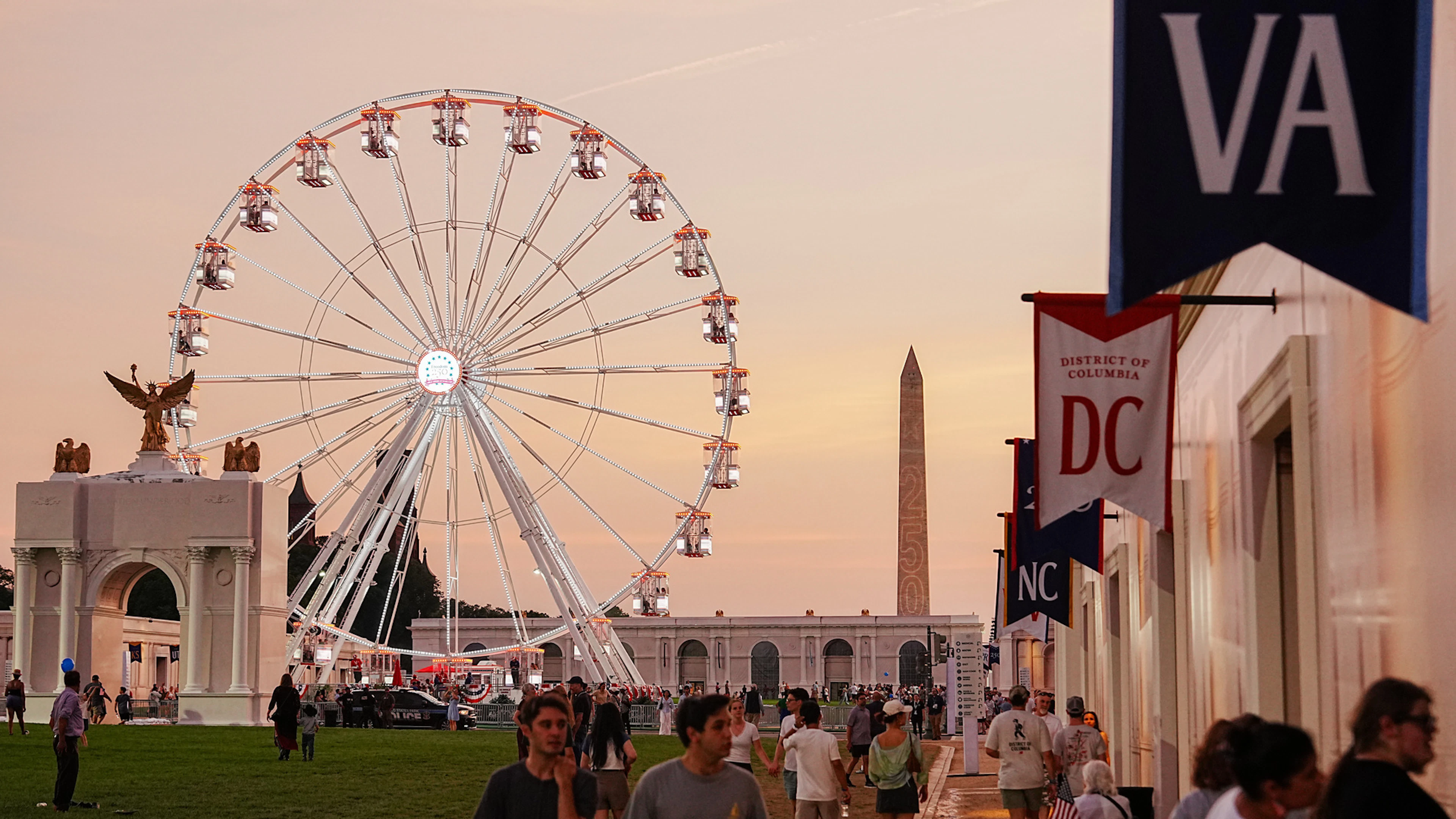 Les 56 états et territoires américains disposent chacun d'un stand d'exposition, mais certains sont pratiquement vides.