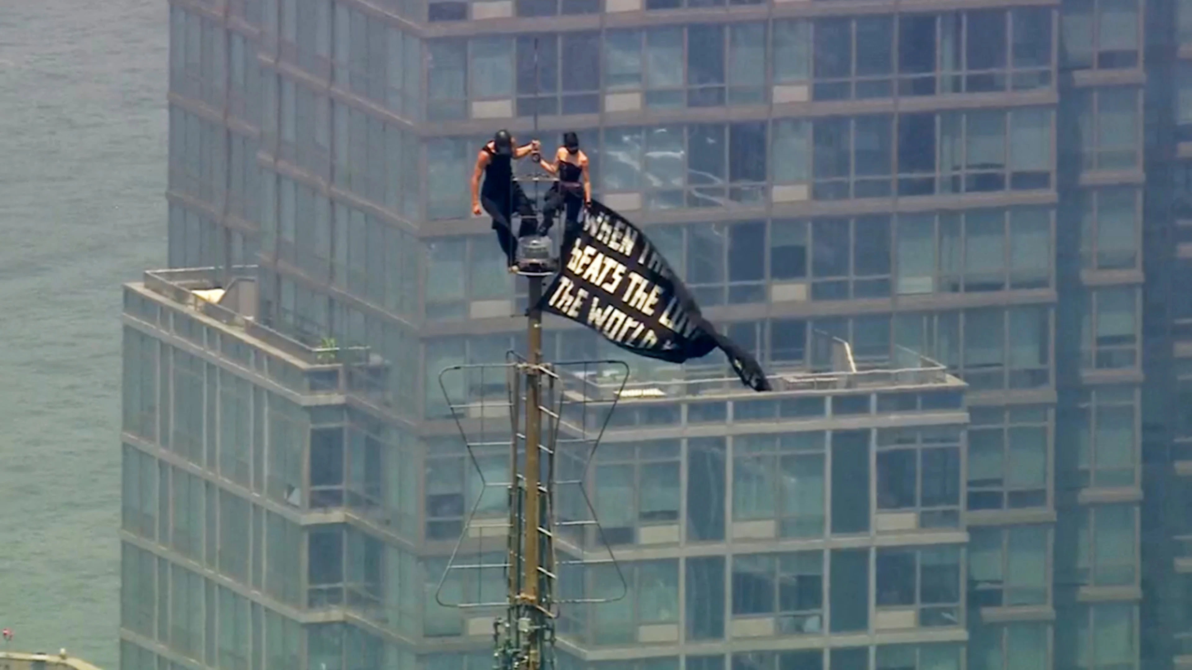 Ils escaladent l'Empire State Building, avec un message fort...