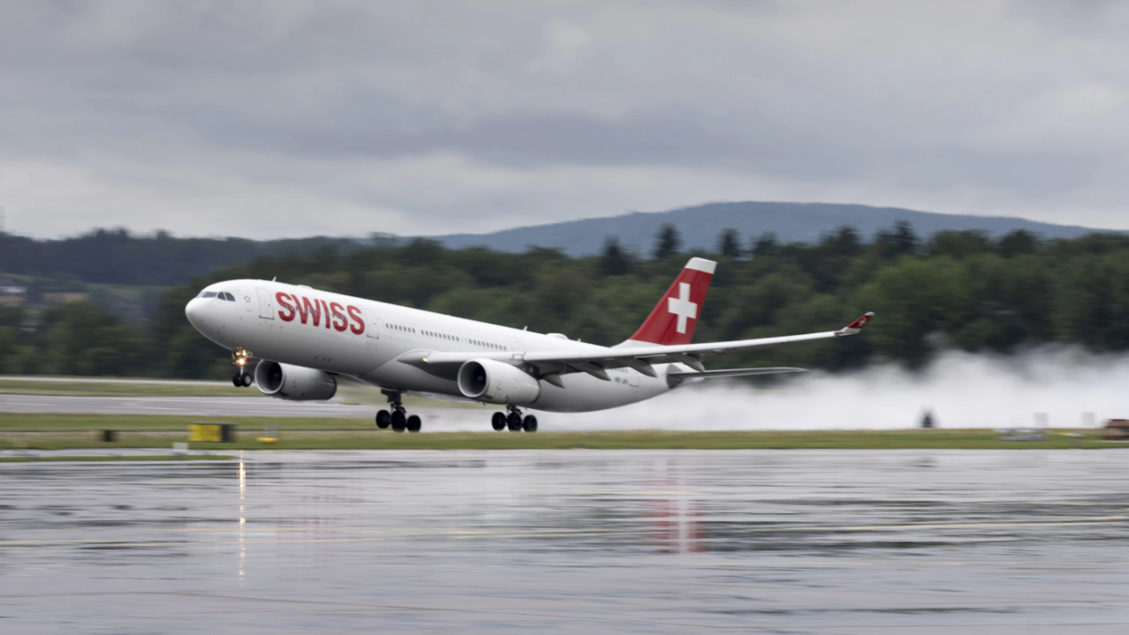Mittlerweile hat der Flughafen Zürich seinen Betrieb wieder aufgenommen. Wegen der starken Gewitter sind bis Mittwochmorgen 70 annullierte Flüge gezählt worden. (Archivbild)