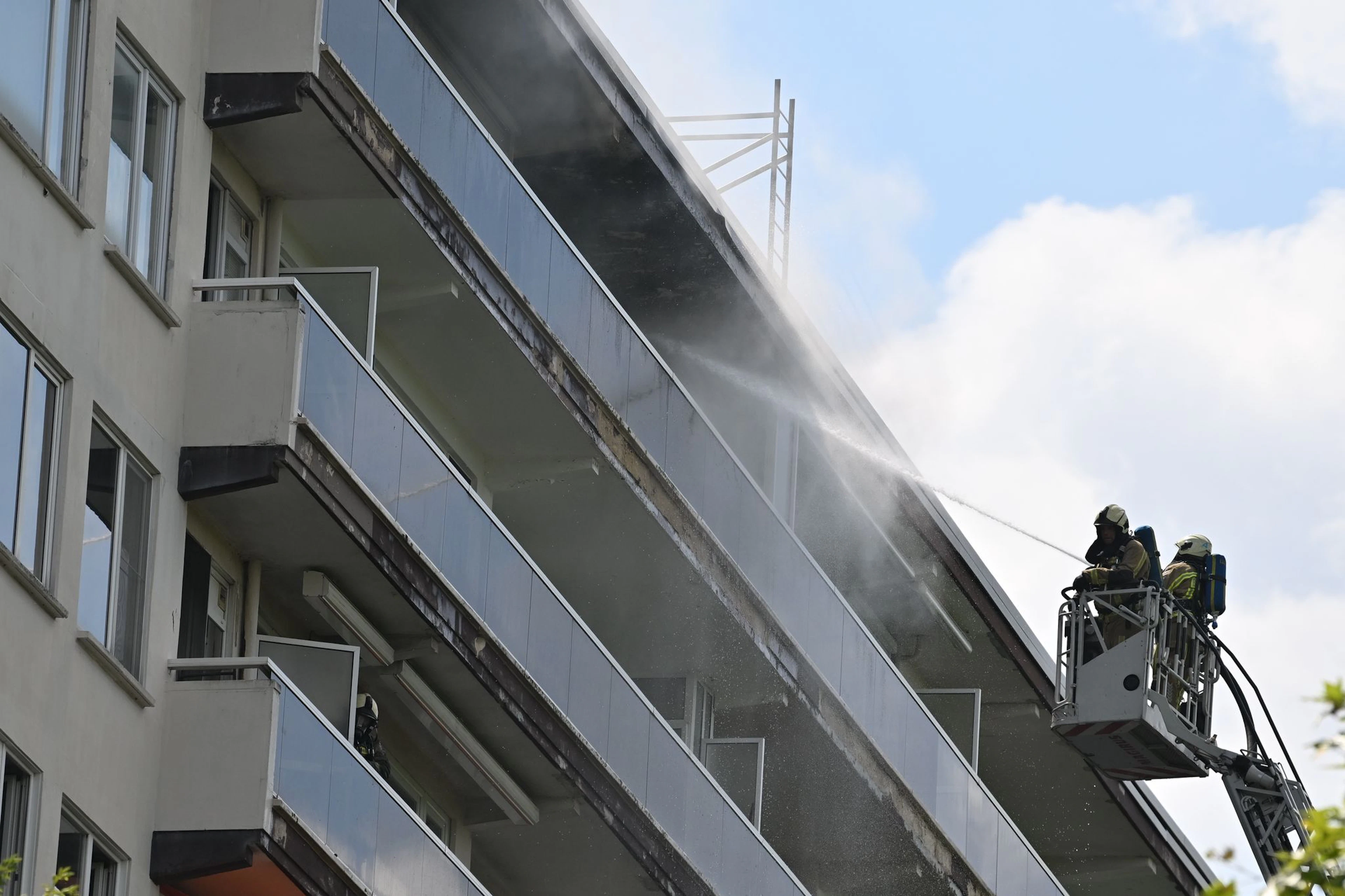 Der Polizei zufolge kamen bei dem Feuer mehrere Menschen ums Leben.