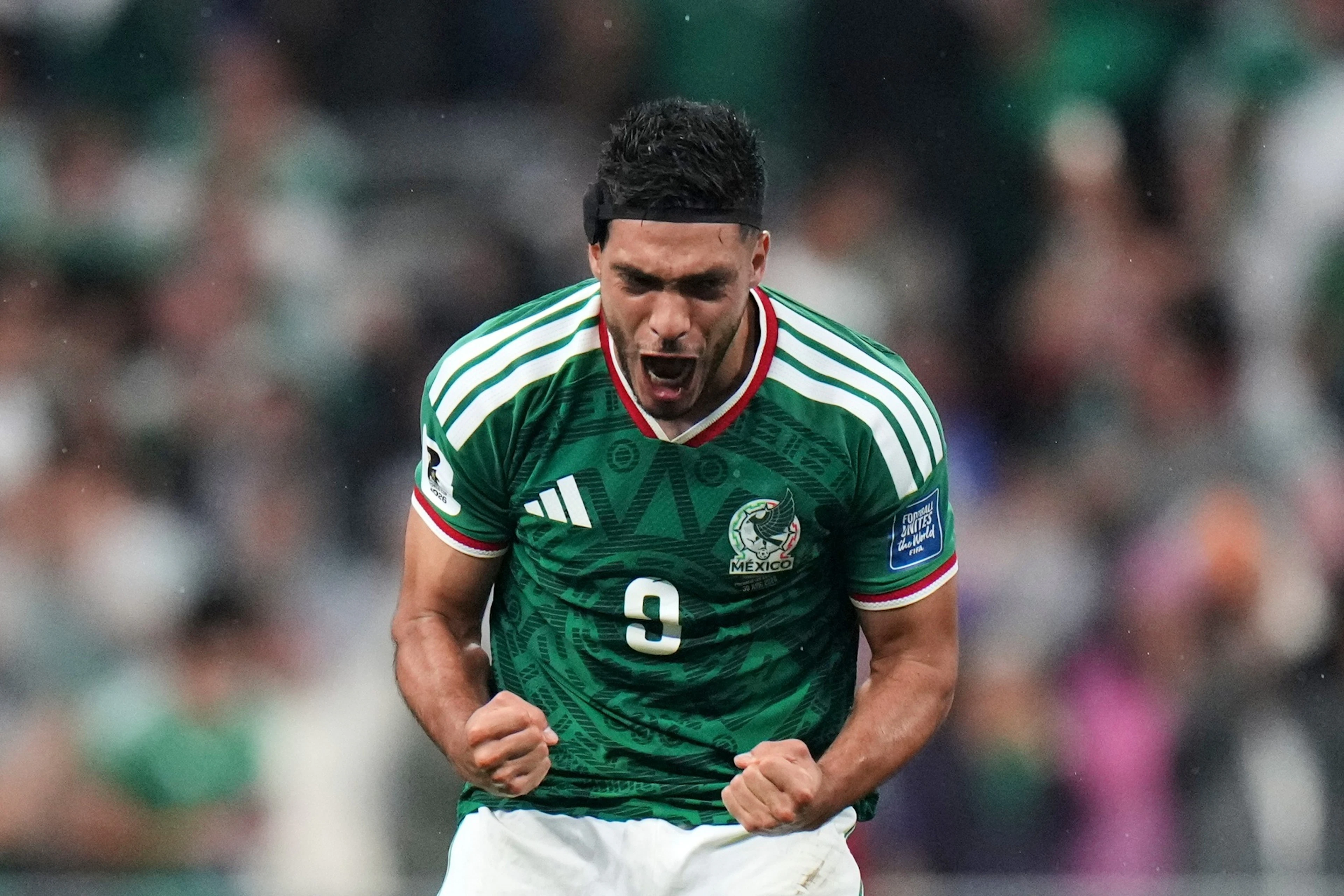Raul Jimenez schiesst das 2:0 für die Mexikaner.