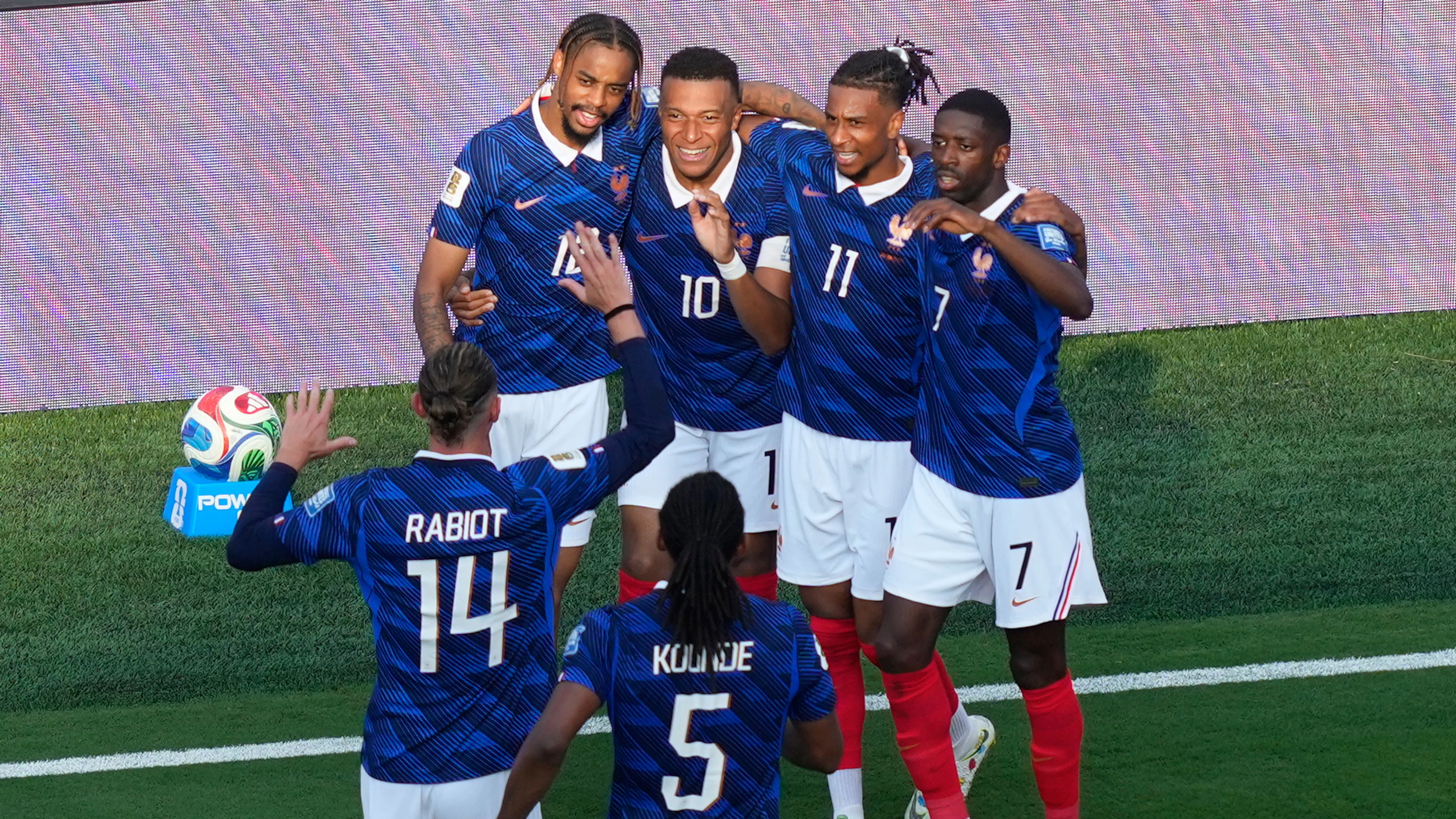 Niente da fare la Svezia, les Bleus sono incontenibili...