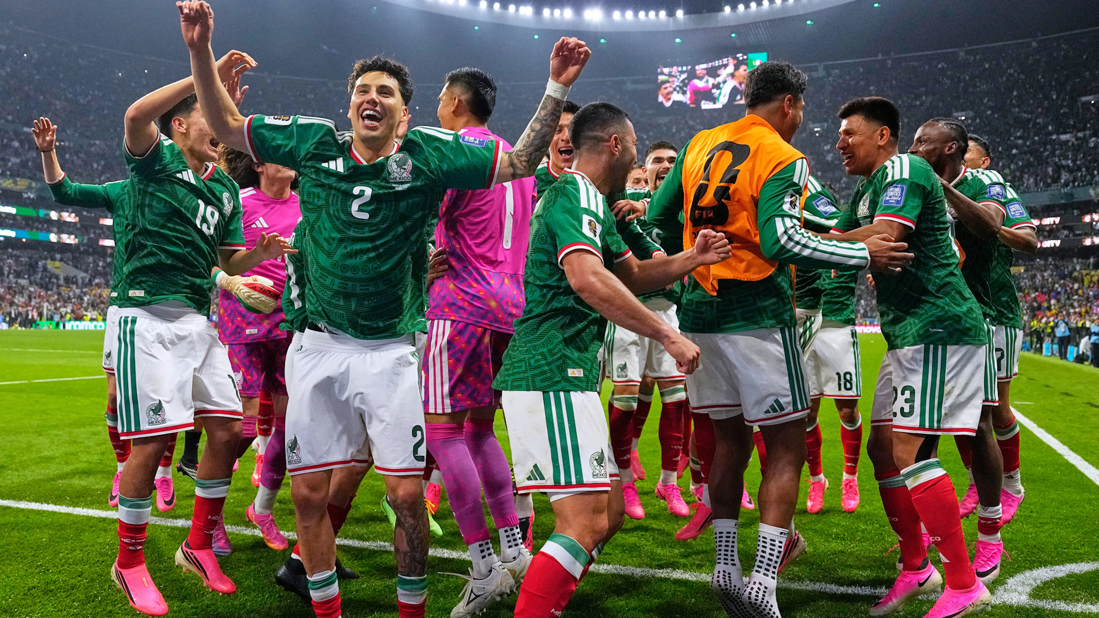 Nel monumentale Stadio Azteca il Messico batte l'Ecuador e prenota il posto per gli ottavi.