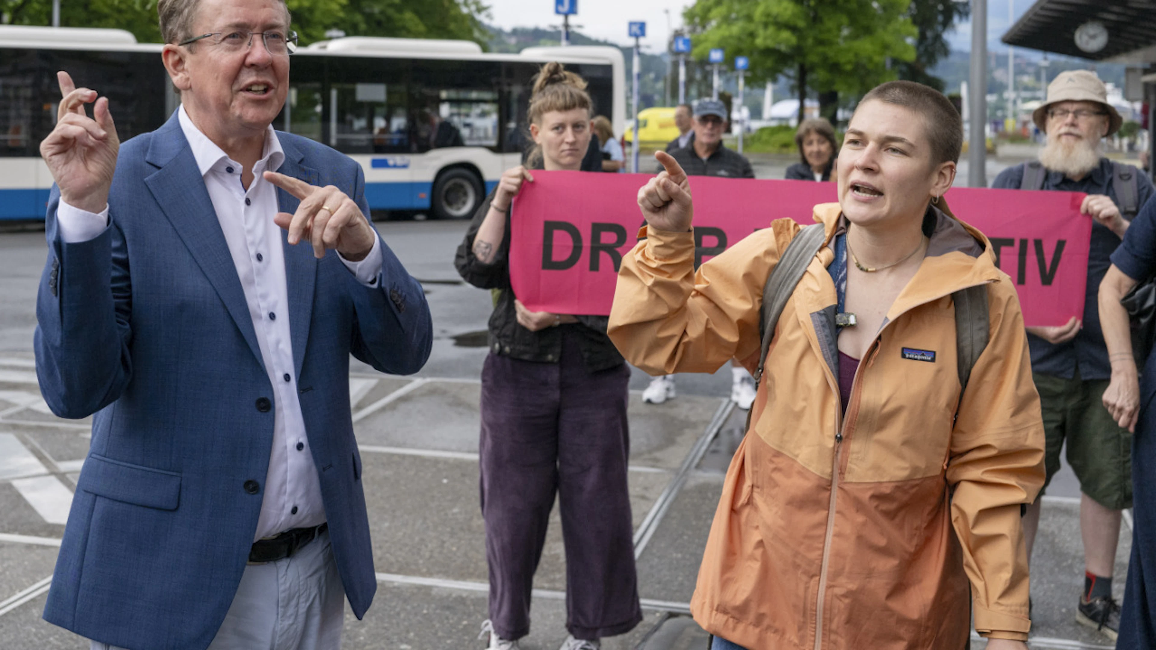 Outre les journalistes, une douzaine de militants pour le climat, dont la présence n'était pas prévue, ont accompagné le conseiller fédéral Albert Rösti lors de sa sortie estivale à Lucerne.