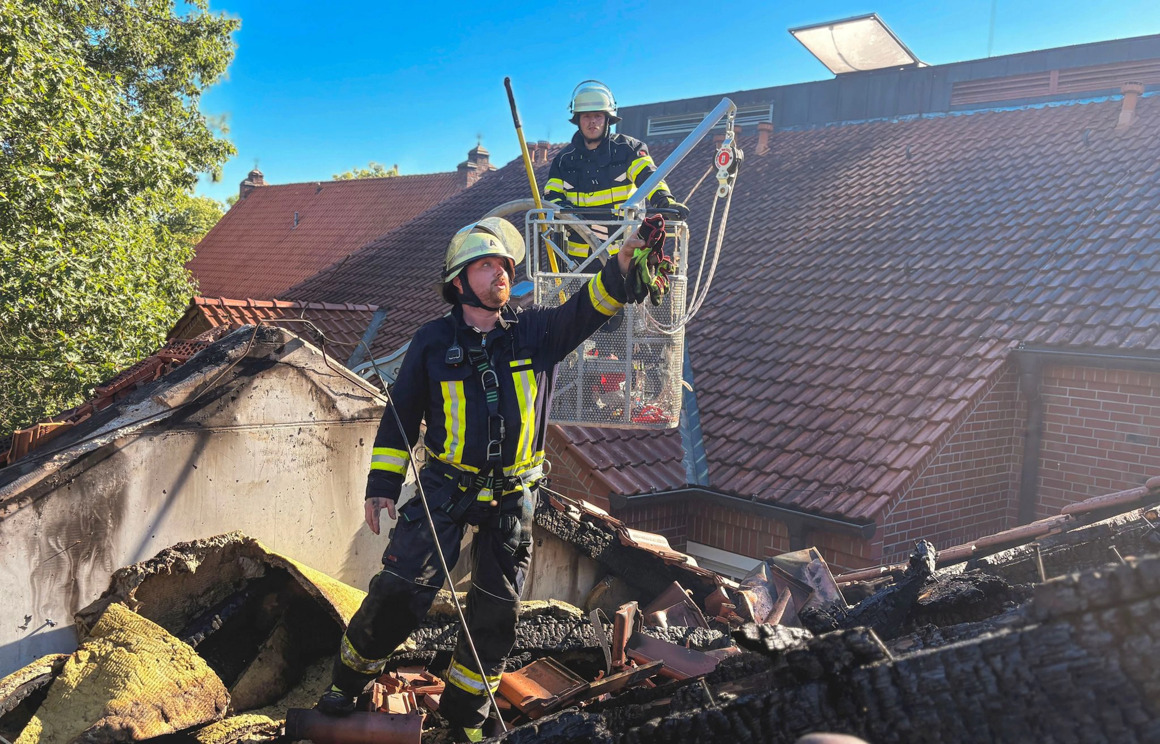 Feuerwehrleute im Einsatz auf dem Dachstuhl des Krankenhauses. (Handoutbild)