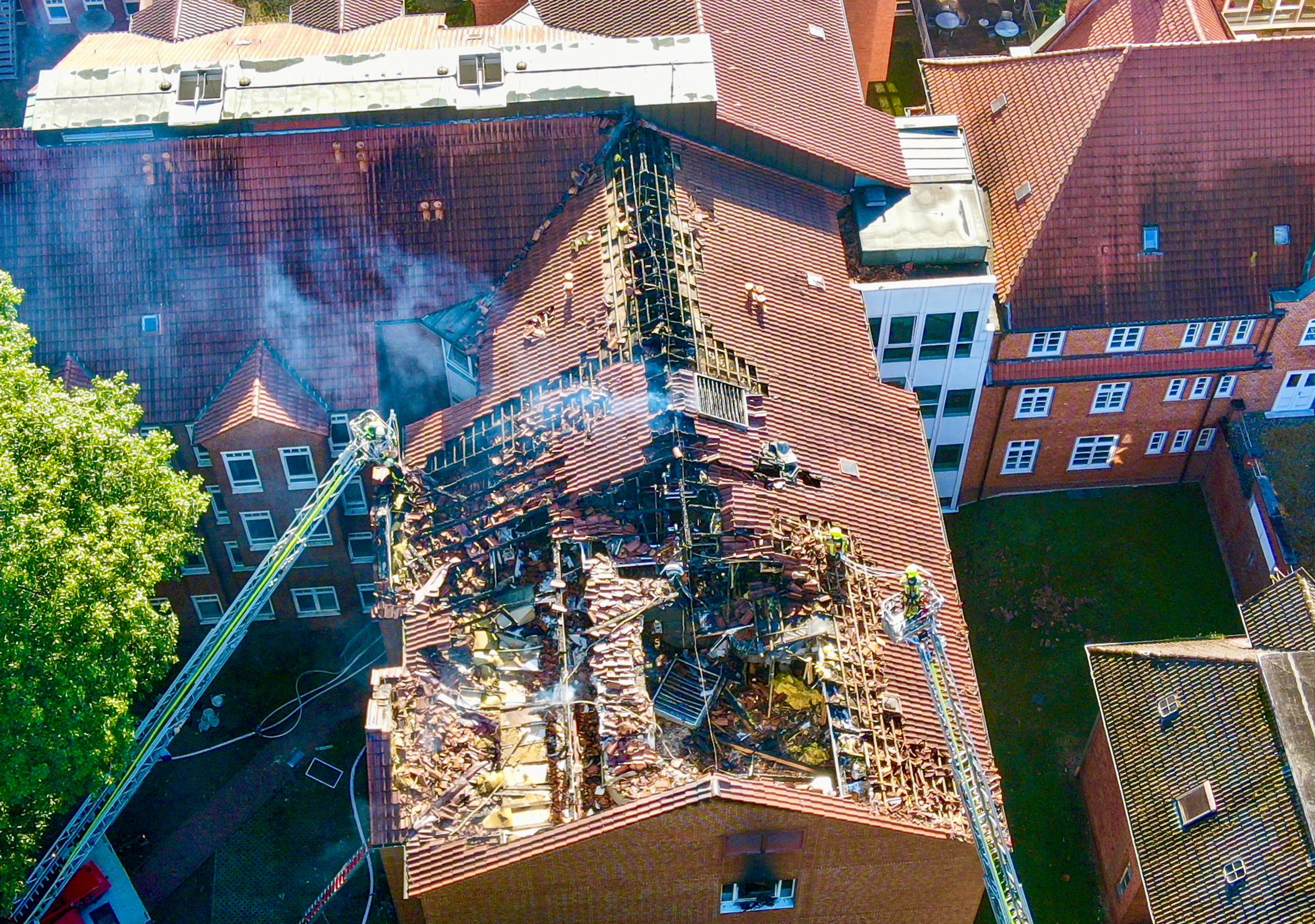Der ausgebrannte Dachstuhl des Krankenhauses in Ludwigslust. (Handoutbild)