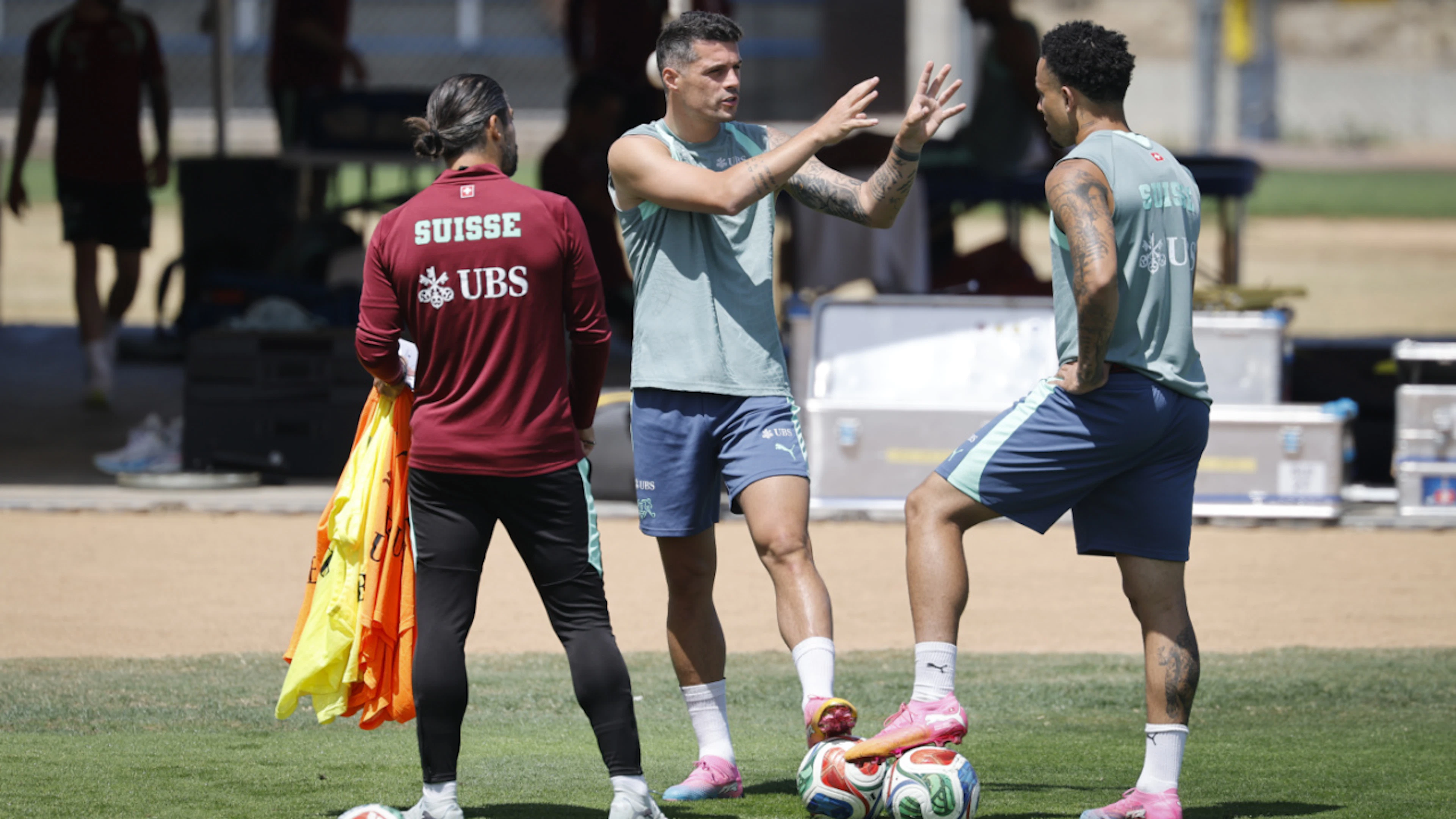 Feintuning vor dem Algerien-Match: Captain Granit Xhaka (Mitte) im Austausch mit Assistenzcoach Davide Callà (links) und Noah Okafor