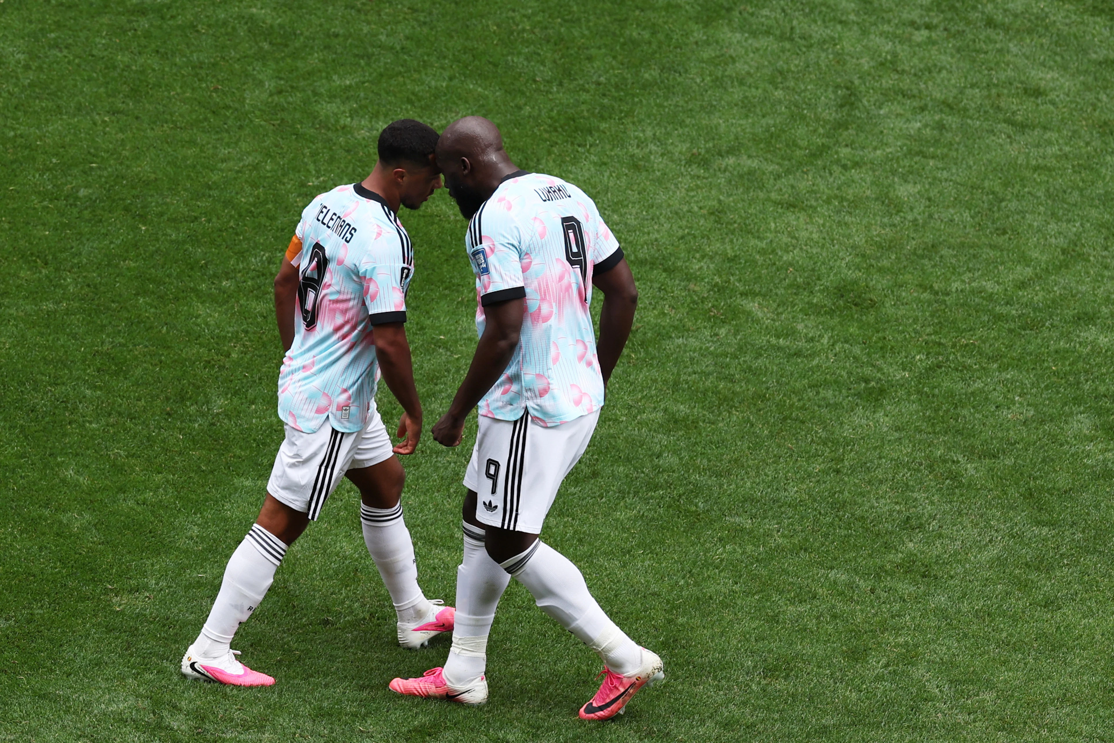 Tielemans (a sinistra) e Lukaku hanno siglato le tre reti che hanno concesso al Belgio di battere il Senegal accedendo così agli ottavi di finale.