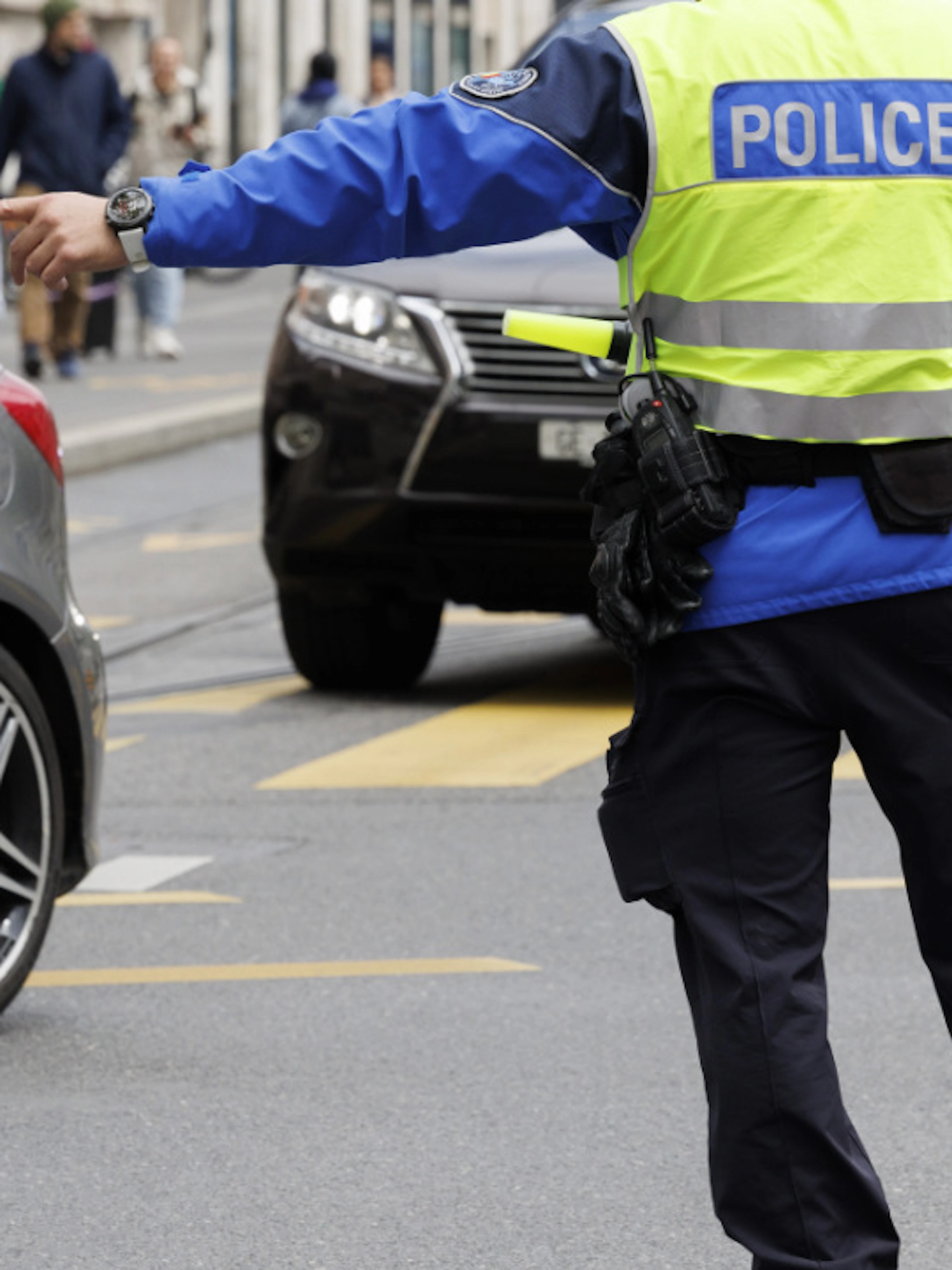 Un motard perd la vie, percuté par une voiture