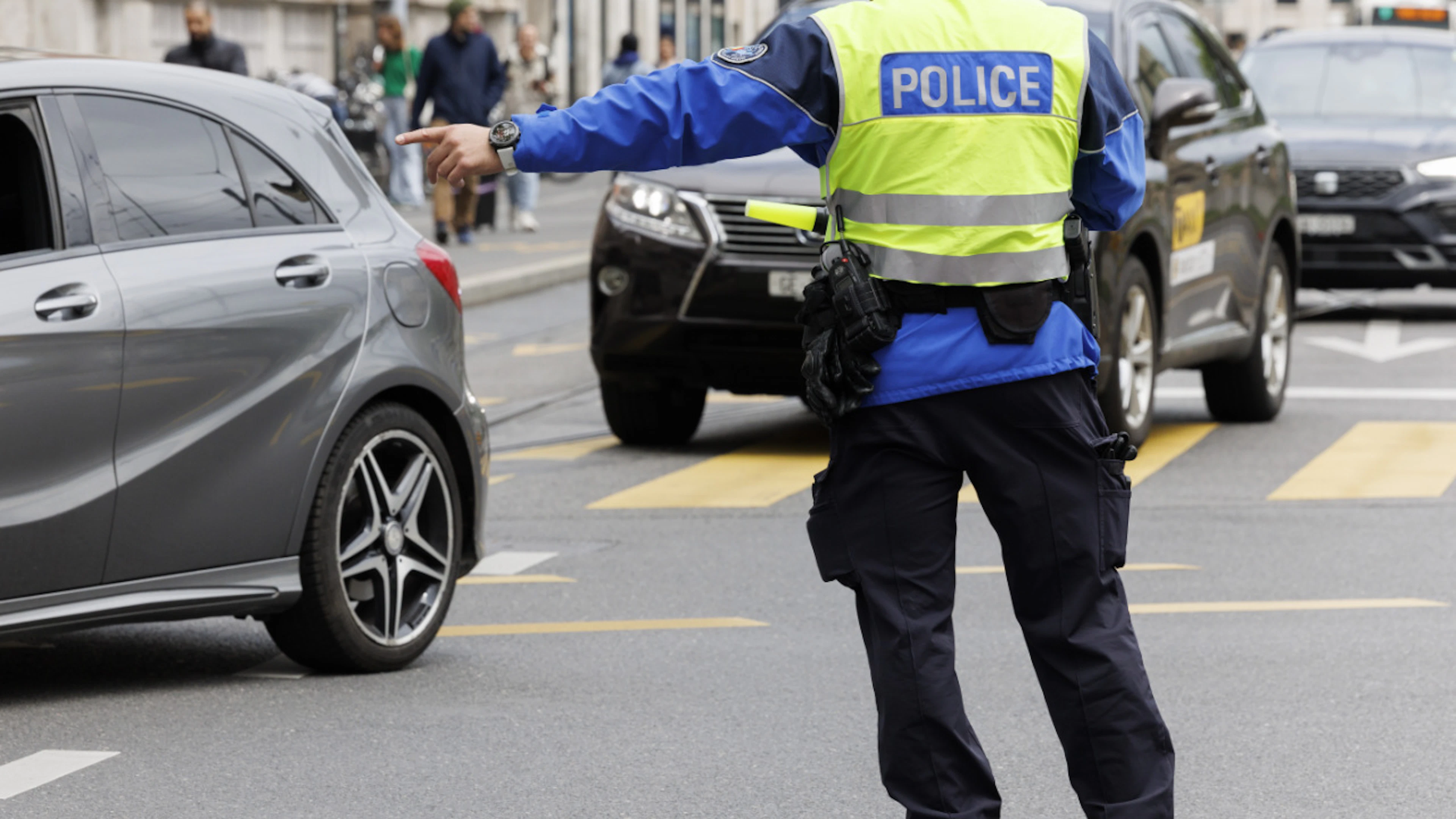 Un motard perd la vie, percuté par une voiture
