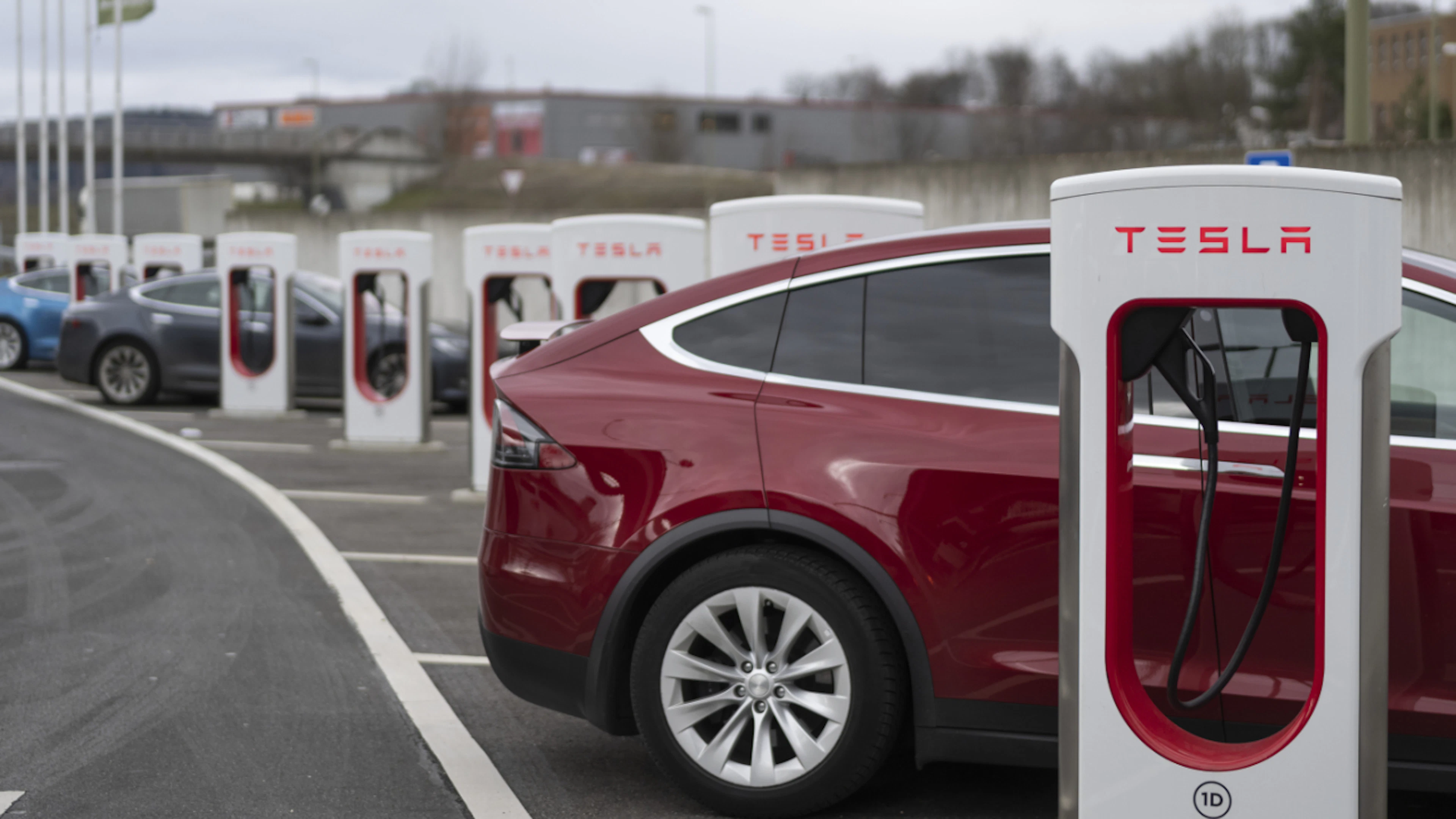 Tesla-Verkäufer wegen Raserei verurteilt – er war nur Beifahrer