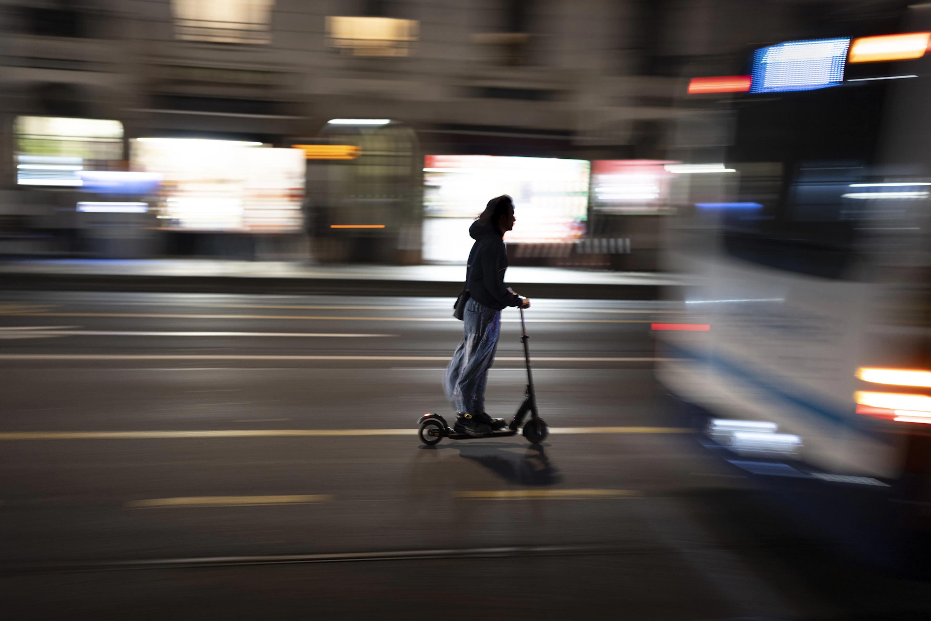 Kinder unter 14 dürfen weder E-Trottinett noch E-Scooter fahren. Nicht alle halten sich daran.